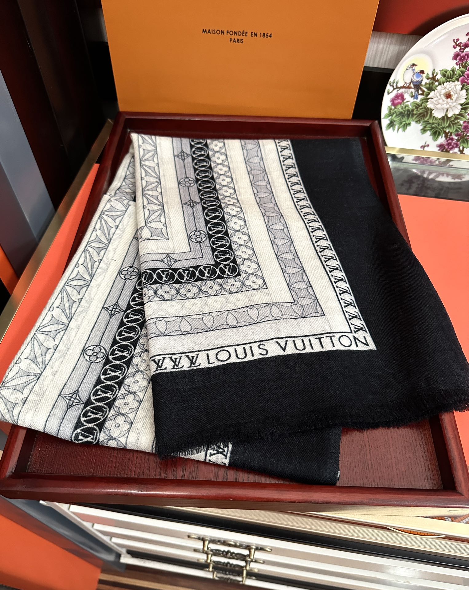 Louis Vuitton 设计太美了 真心赞 【双面300支戒指绒长巾】 实物真心美 细节都可见 高端 VI 绝对值得入手 尺寸：100x200cm材质：羊绒