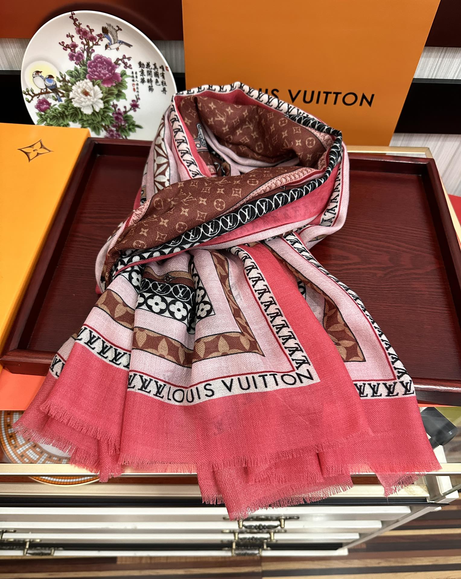 Louis Vuitton 设计太美了 真心赞 【双面300支戒指绒长巾】 实物真心美 细节都可见 高端 VI 绝对值得入手 尺寸：100x200cm材质：羊绒