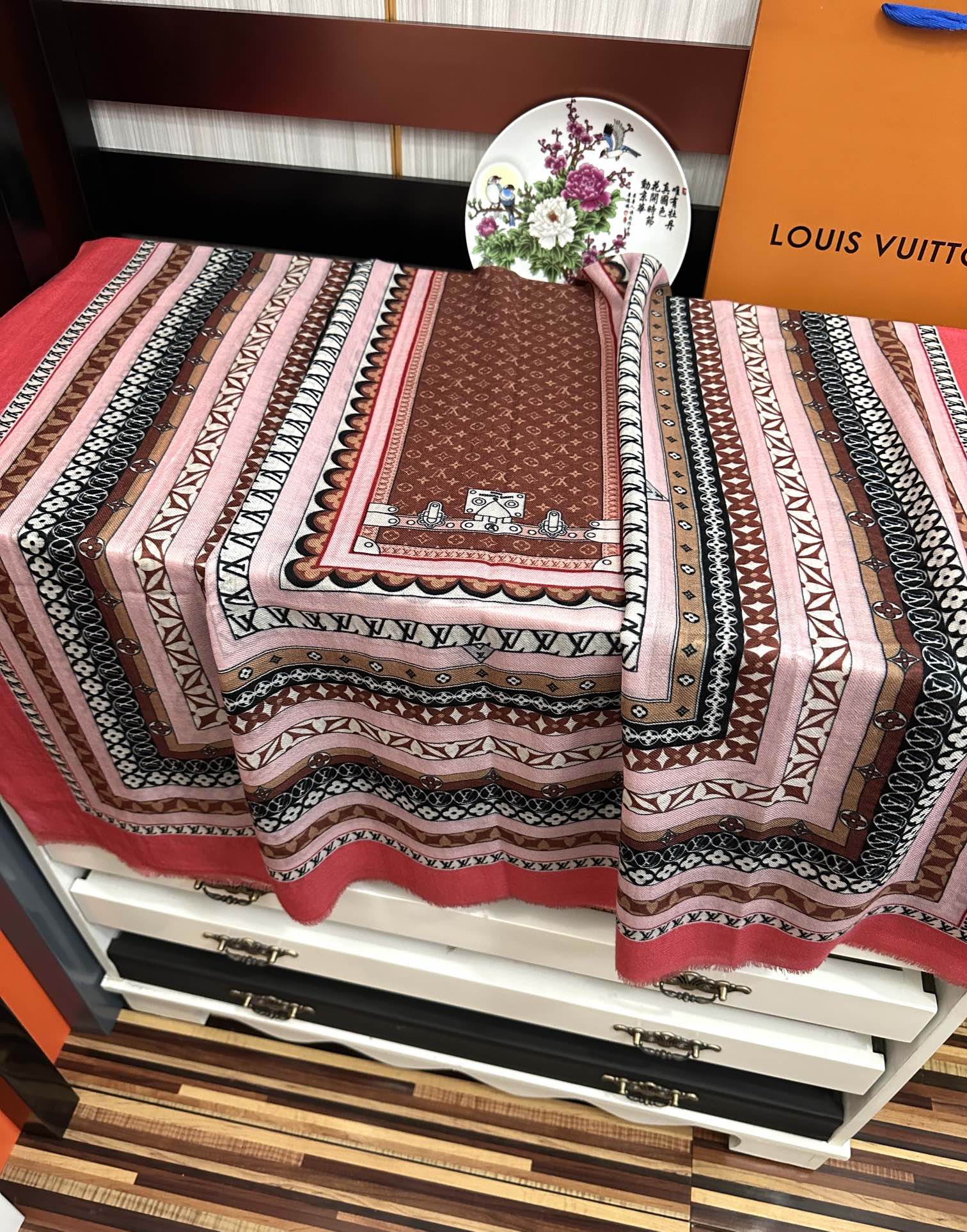 Louis Vuitton 设计太美了 真心赞 【双面300支戒指绒长巾】 实物真心美 细节都可见 高端 VI 绝对值得入手 尺寸：100x200cm材质：羊绒