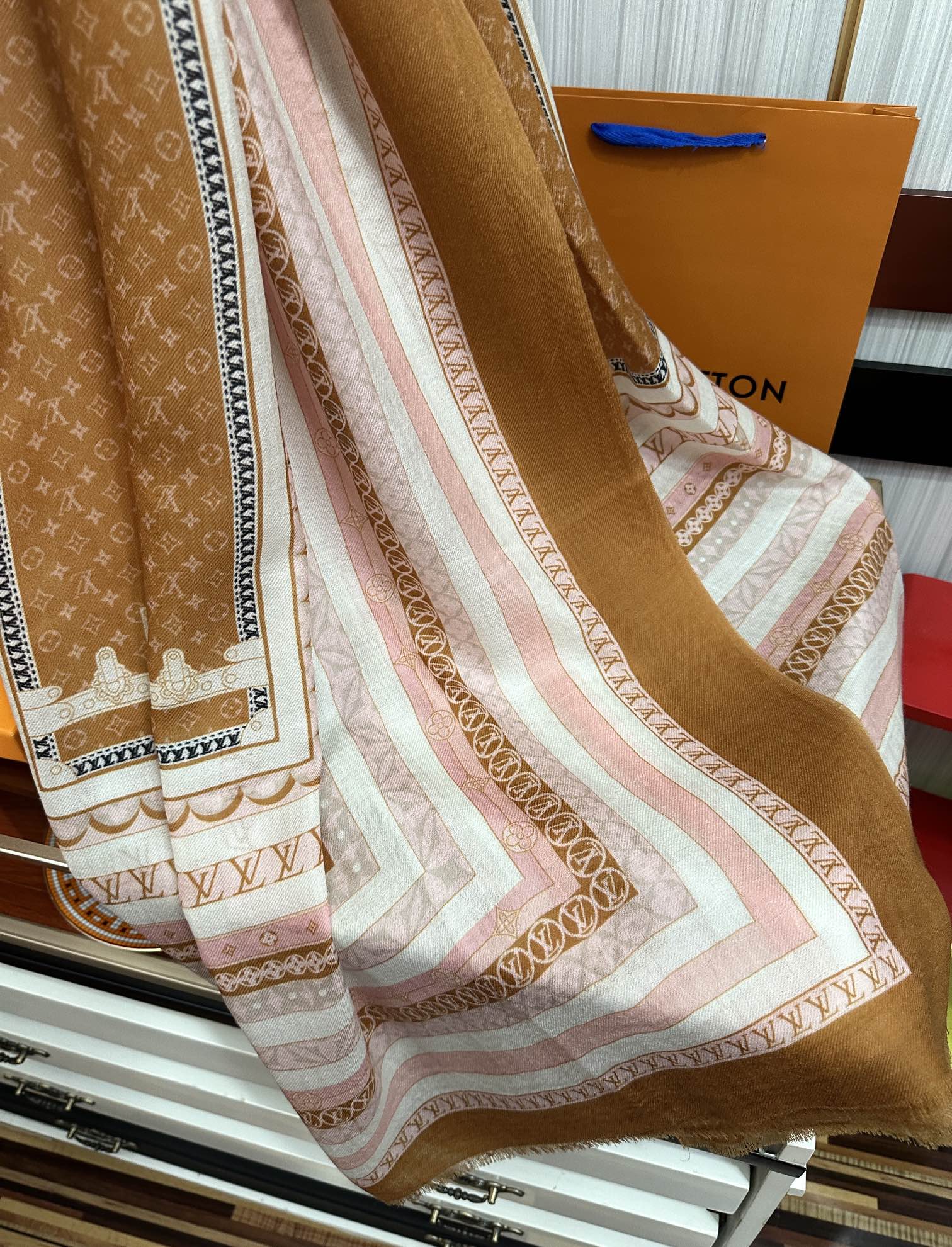 Louis Vuitton 设计太美了 真心赞 【双面300支戒指绒长巾】 实物真心美 细节都可见 高端 VI 绝对值得入手 尺寸：100x200cm材质：羊绒