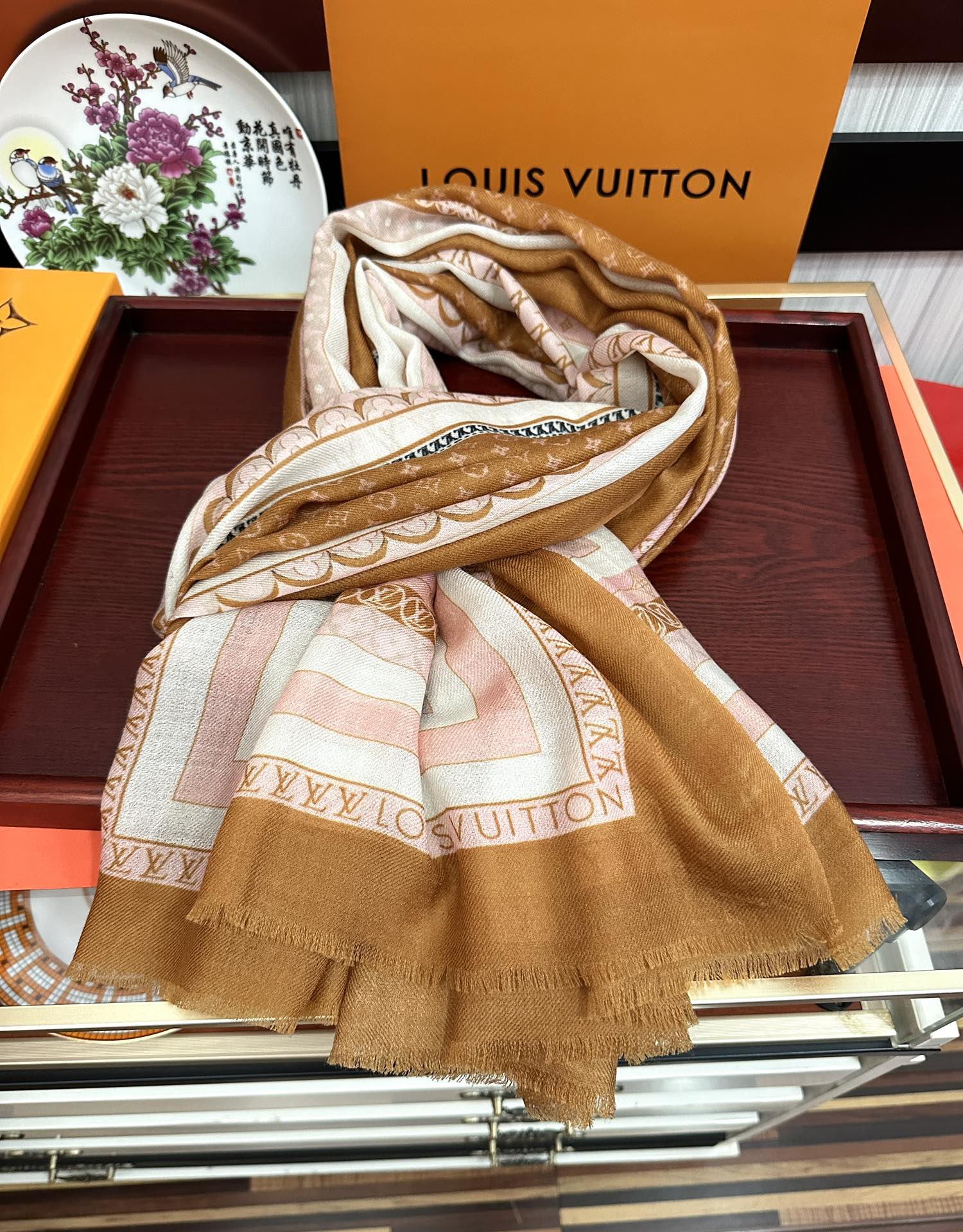 Louis Vuitton 设计太美了 真心赞 【双面300支戒指绒长巾】 实物真心美 细节都可见 高端 VI 绝对值得入手 尺寸：100x200cm材质：羊绒