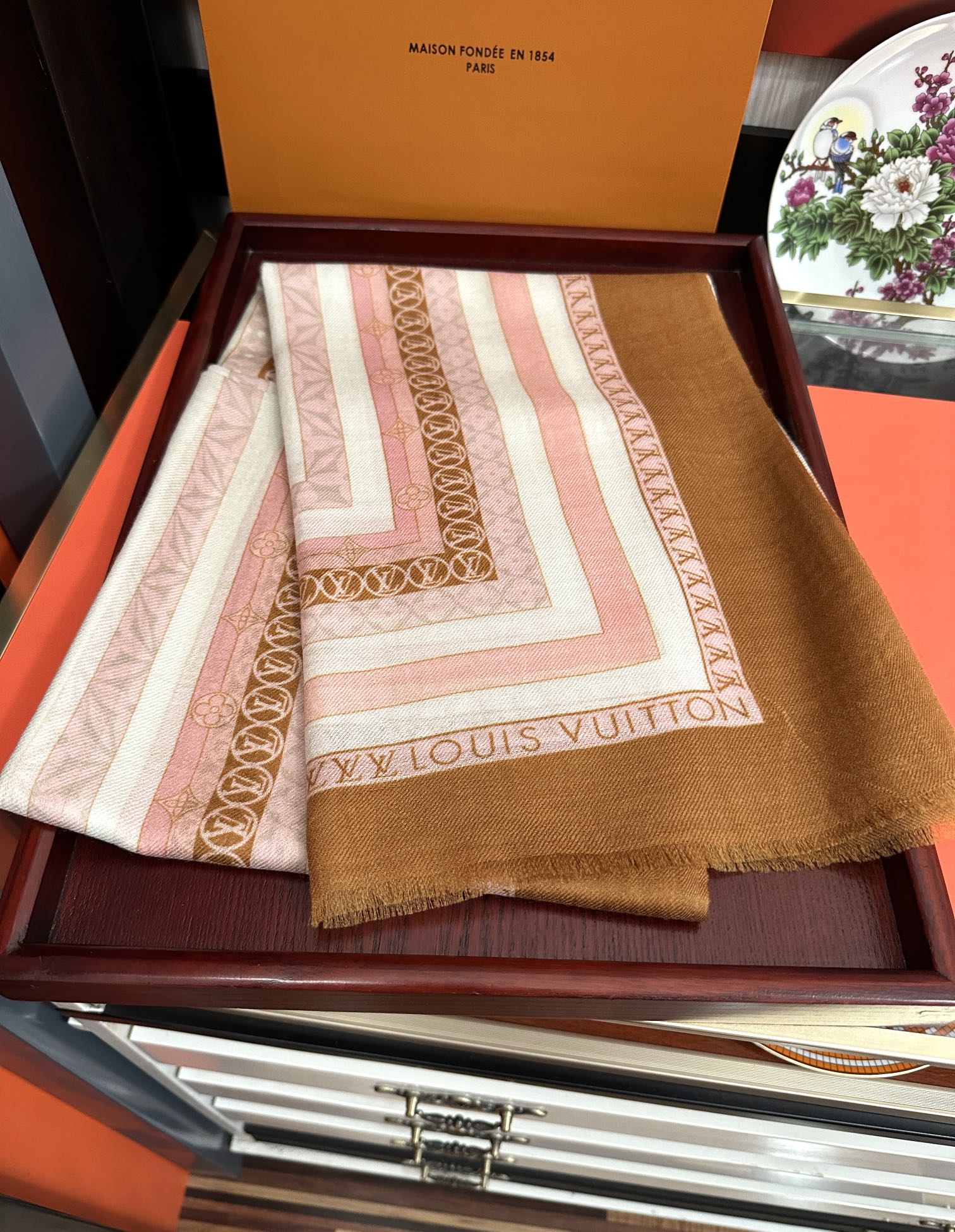 Louis Vuitton 设计太美了 真心赞 【双面300支戒指绒长巾】 实物真心美 细节都可见 高端 VI 绝对值得入手 尺寸：100x200cm材质：羊绒