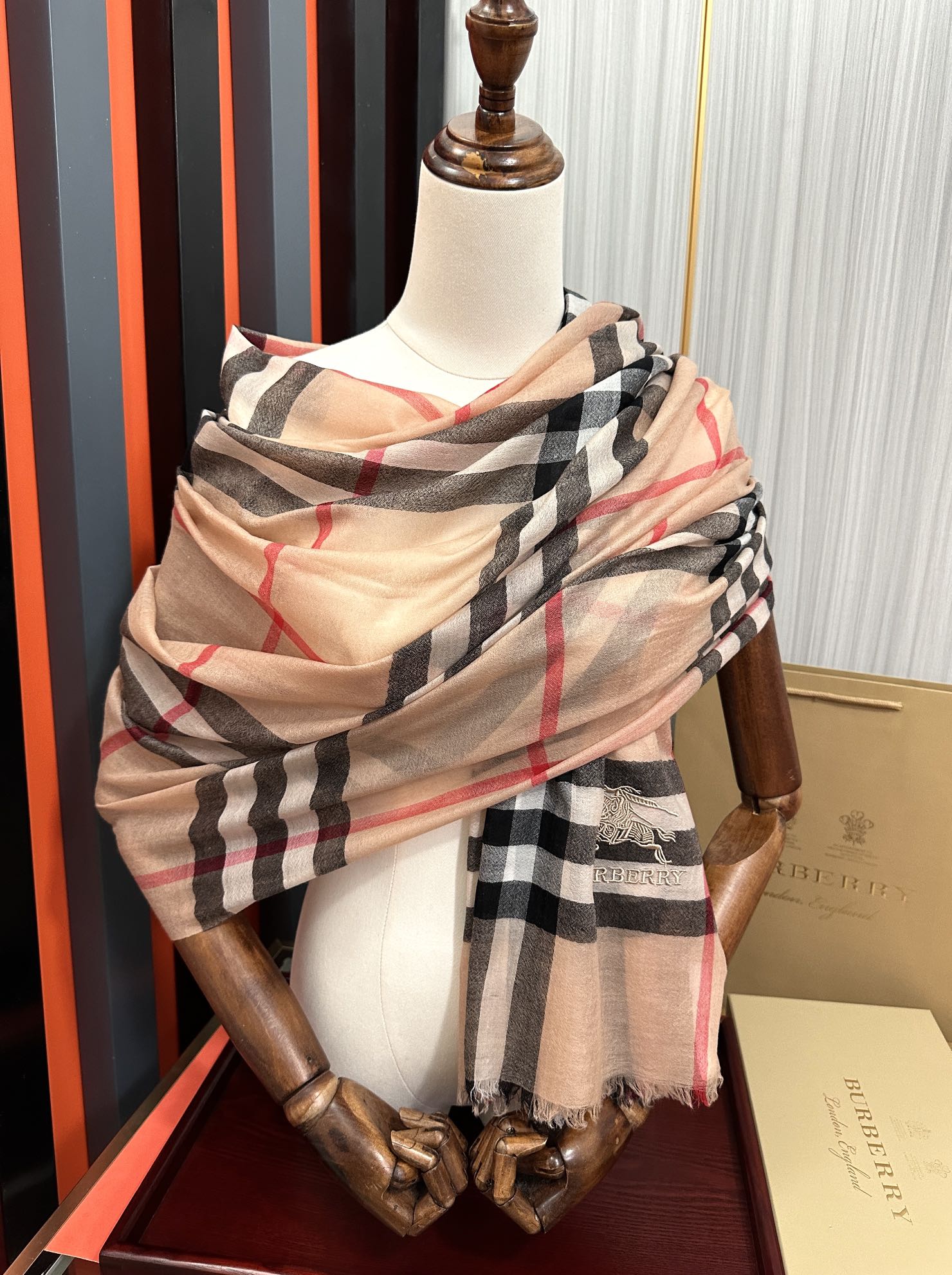 Burberry 巴宝莉 版到货 搭配调色纱染再色织 这款经历漫长等待耗时3个月之久才完成面料 身份和气质的象征 尺特别人工抽穗散须