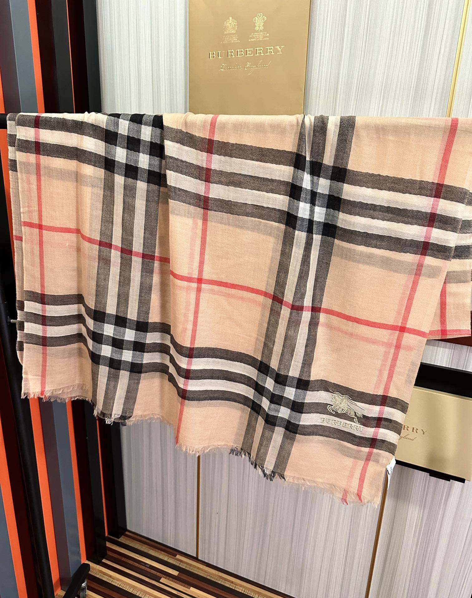 Burberry 巴宝莉 版到货 搭配调色纱染再色织 这款经历漫长等待耗时3个月之久才完成面料 身份和气质的象征 尺特别人工抽穗散须