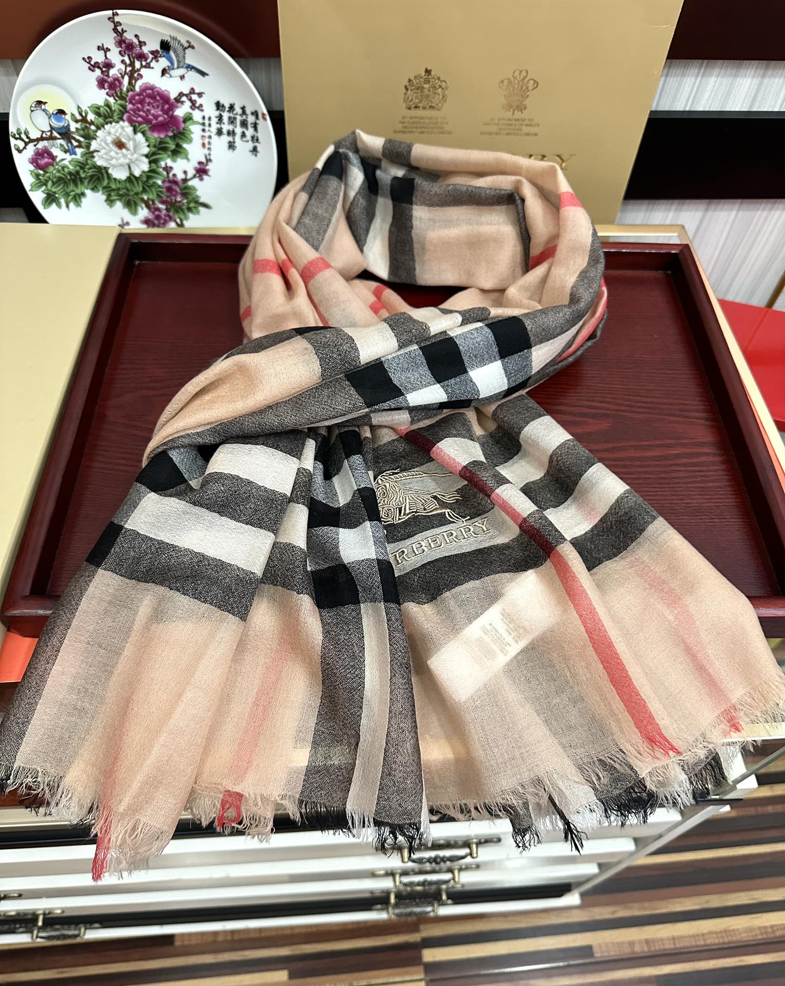 Burberry 巴宝莉 版到货 搭配调色纱染再色织 这款经历漫长等待耗时3个月之久才完成面料 身份和气质的象征 尺特别人工抽穗散须