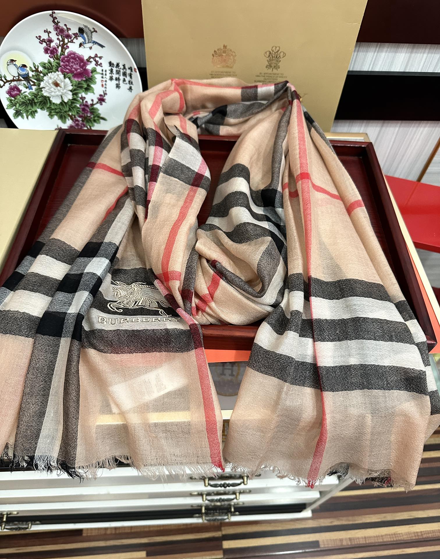 Burberry 巴宝莉 版到货 搭配调色纱染再色织 这款经历漫长等待耗时3个月之久才完成面料 身份和气质的象征 尺特别人工抽穗散须