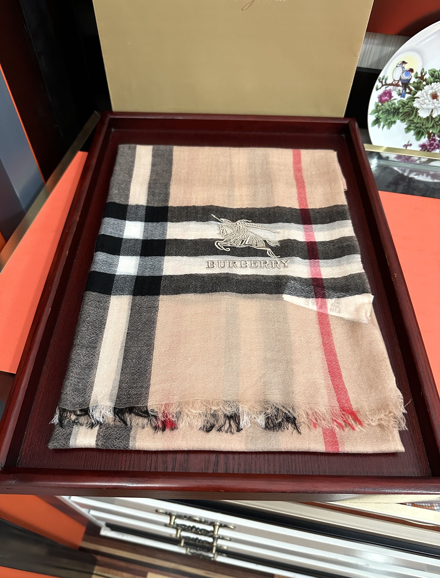 Burberry 巴宝莉 版到货 搭配调色纱染再色织 这款经历漫长等待耗时3个月之久才完成面料 身份和气质的象征 尺特别人工抽穗散须
