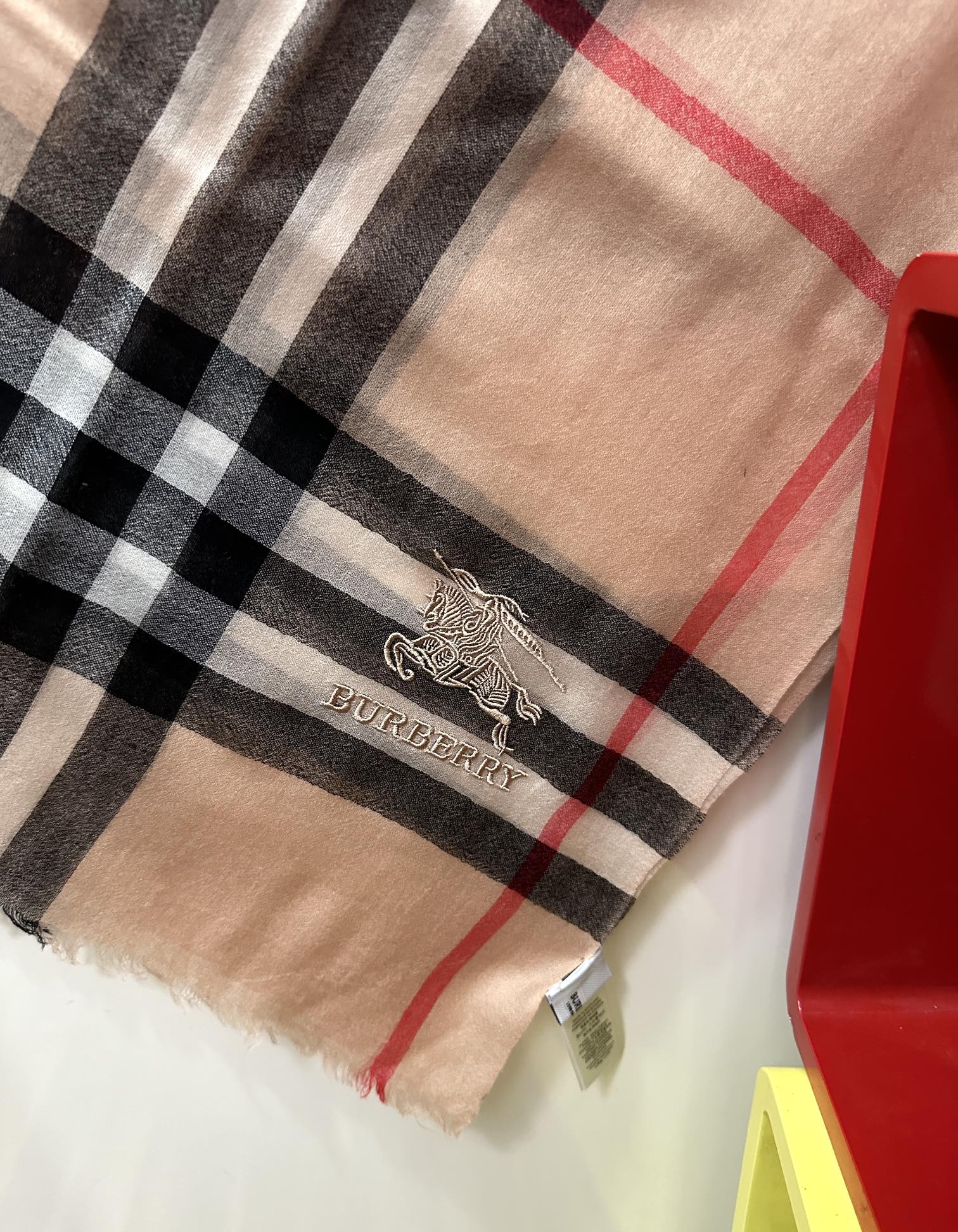 Burberry 巴宝莉 版到货 搭配调色纱染再色织 这款经历漫长等待耗时3个月之久才完成面料 身份和气质的象征 尺特别人工抽穗散须