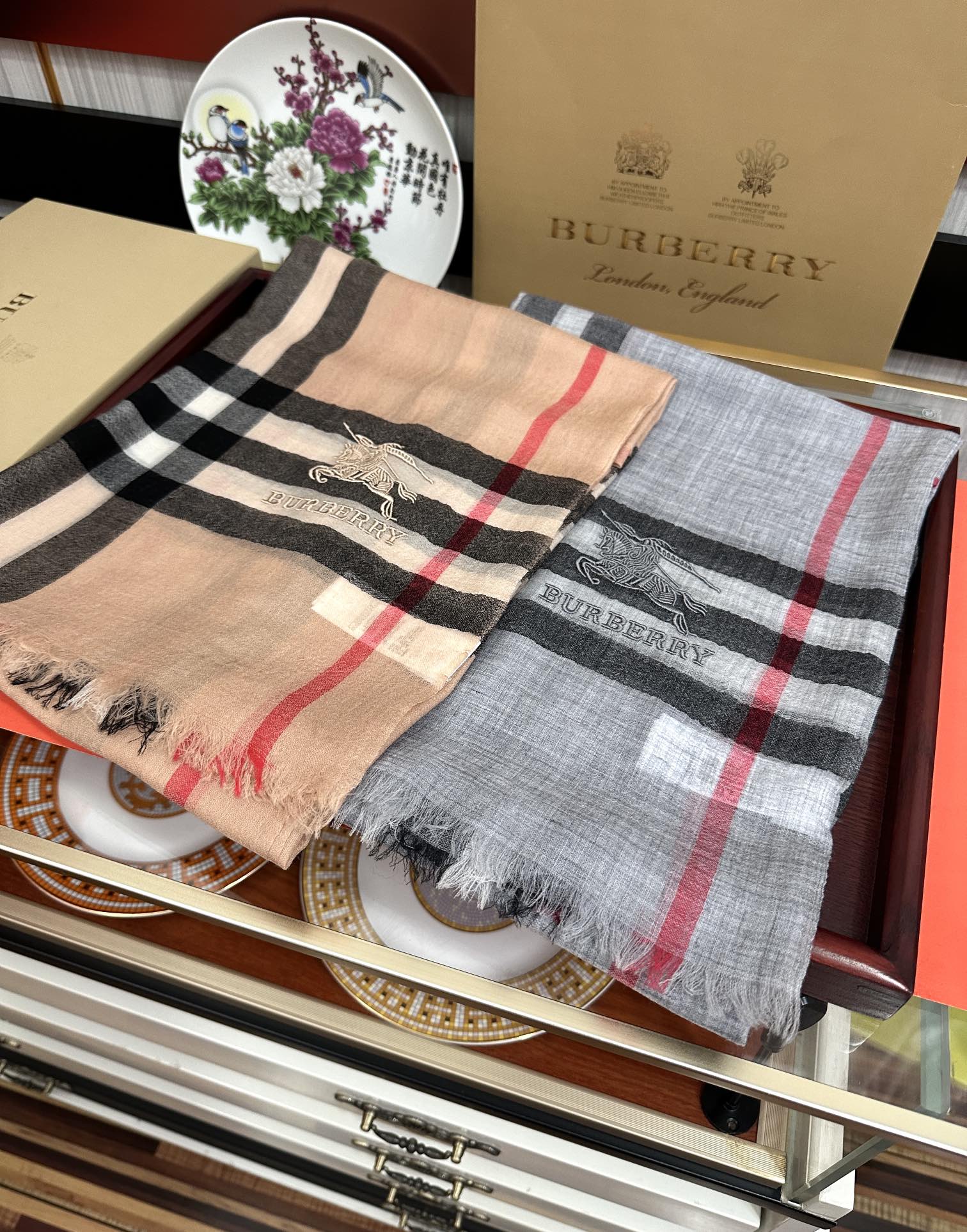 Burberry 巴宝莉 版到货 搭配调色纱染再色织 这款经历漫长等待耗时3个月之久才完成面料 身份和气质的象征 尺特别人工抽穗散须