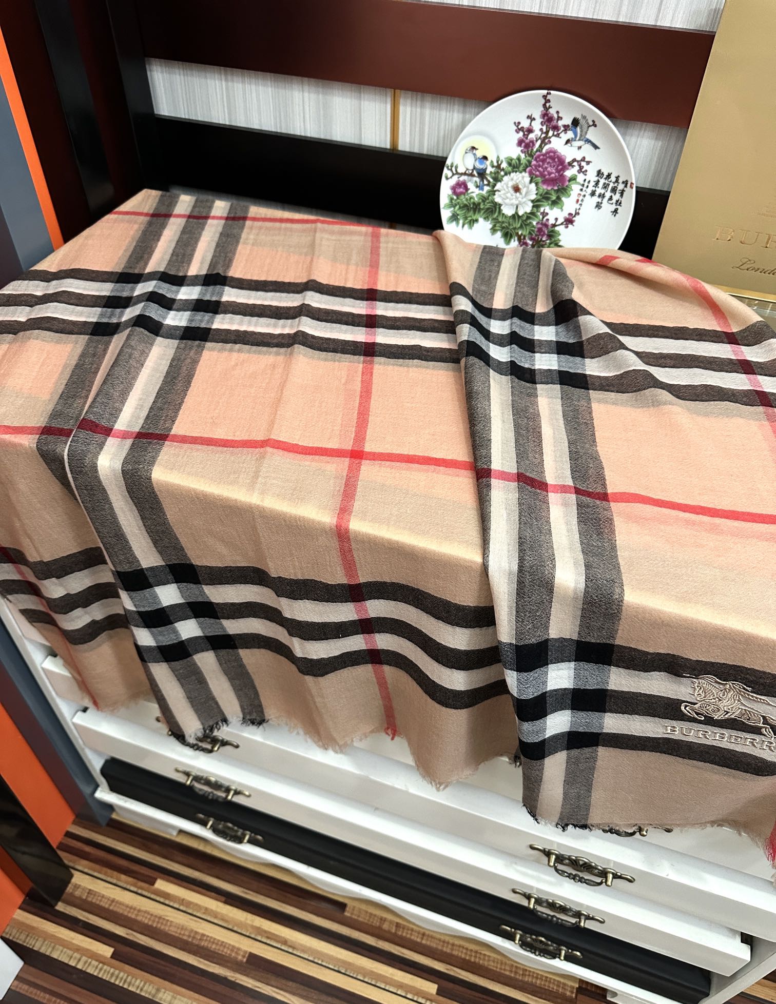 Burberry 巴宝莉 版到货 搭配调色纱染再色织 这款经历漫长等待耗时3个月之久才完成面料 身份和气质的象征 尺特别人工抽穗散须