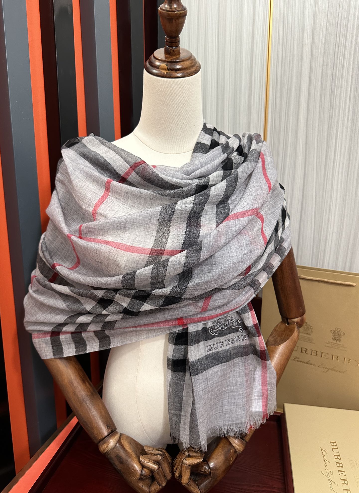 Burberry 巴宝莉 版到货 搭配调色纱染再色织 这款经历漫长等待耗时3个月之久才完成面料 身份和气质的象征 尺特别人工抽穗散须