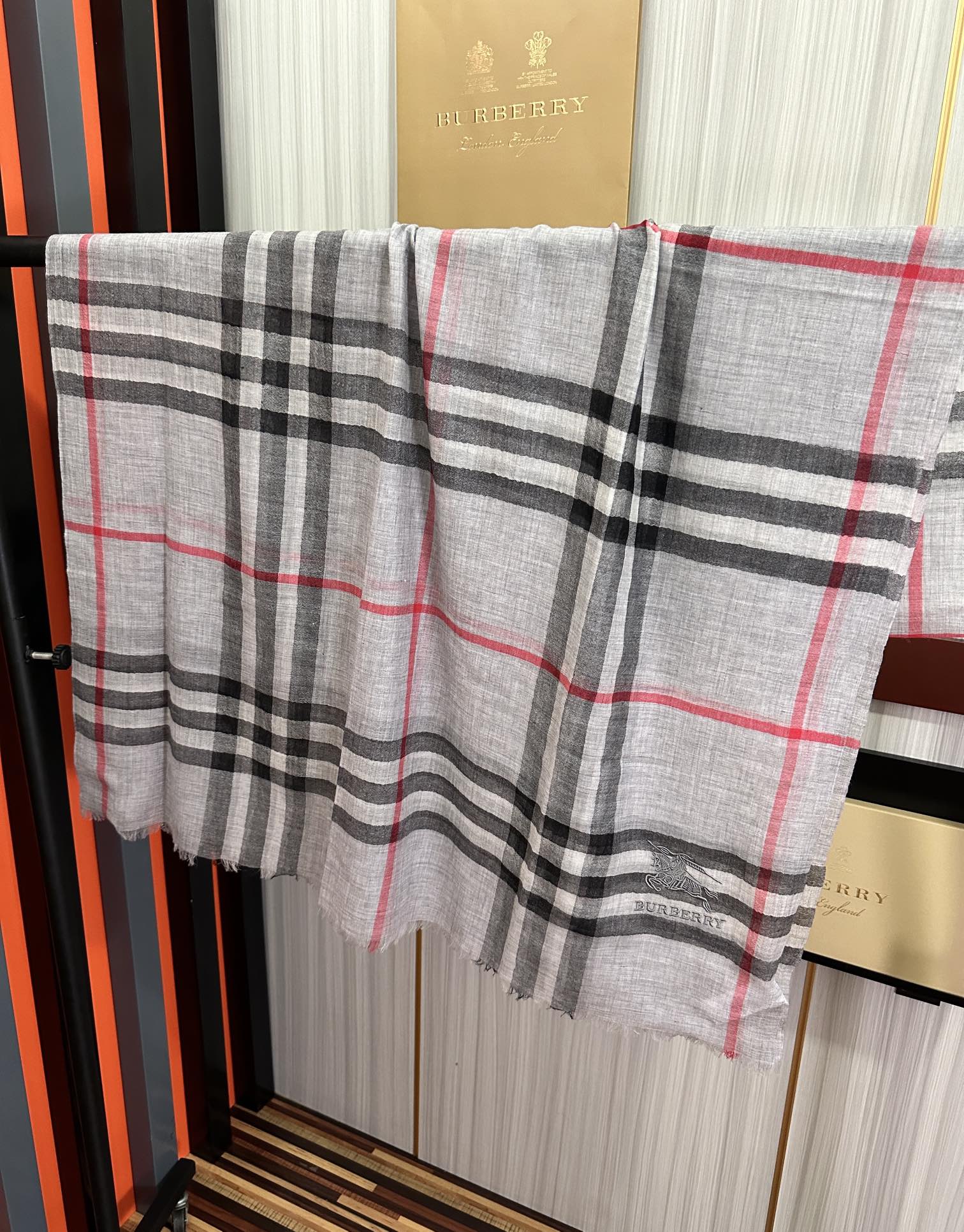 Burberry 巴宝莉 版到货 搭配调色纱染再色织 这款经历漫长等待耗时3个月之久才完成面料 身份和气质的象征 尺特别人工抽穗散须