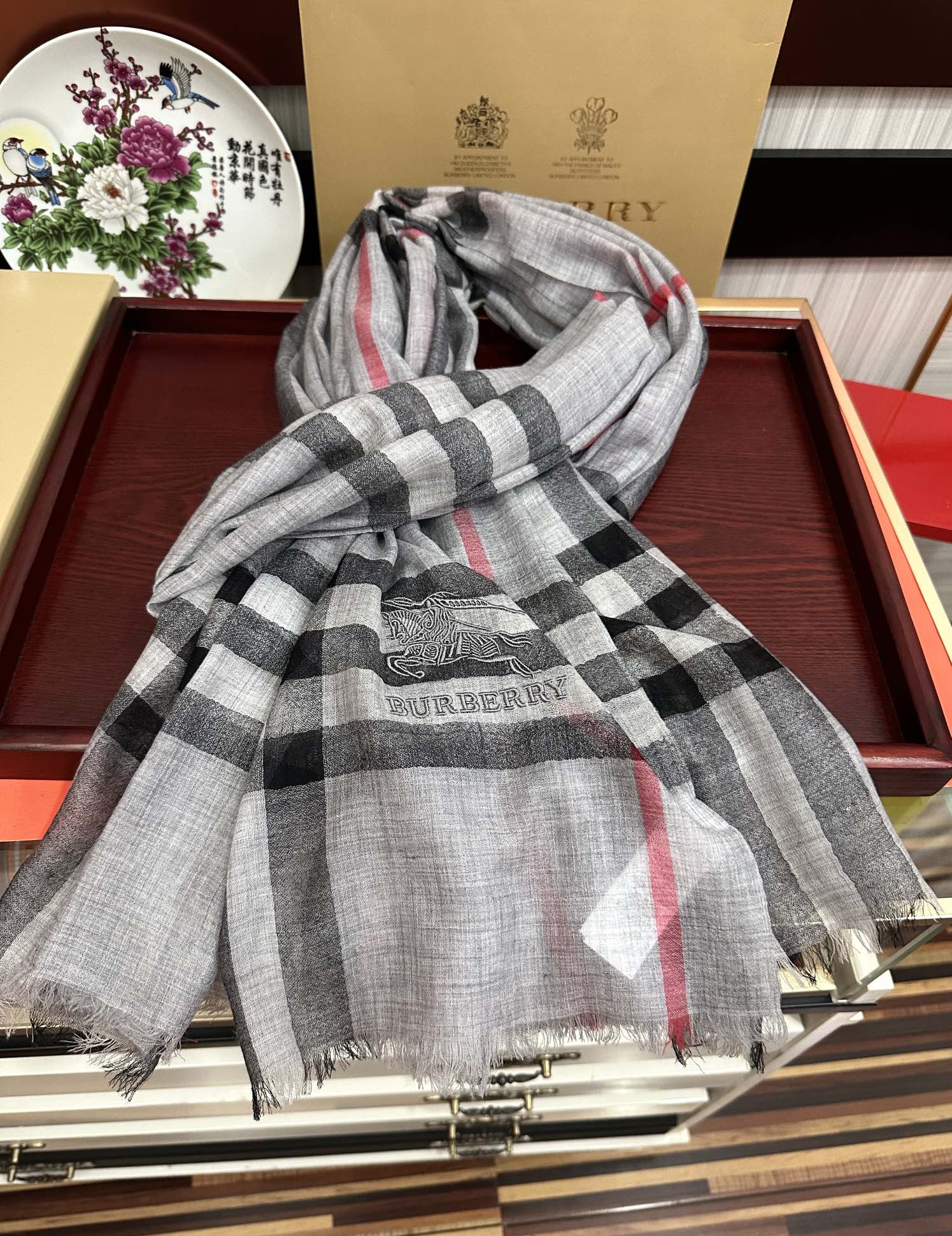 Burberry 巴宝莉 版到货 搭配调色纱染再色织 这款经历漫长等待耗时3个月之久才完成面料 身份和气质的象征 尺特别人工抽穗散须