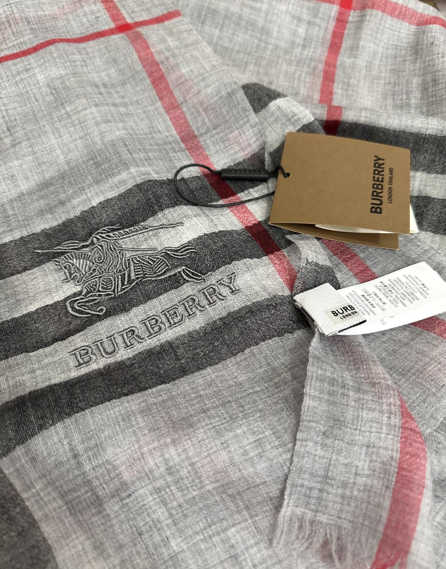 Burberry 巴宝莉 版到货 搭配调色纱染再色织 这款经历漫长等待耗时3个月之久才完成面料 身份和气质的象征 尺特别人工抽穗散须
