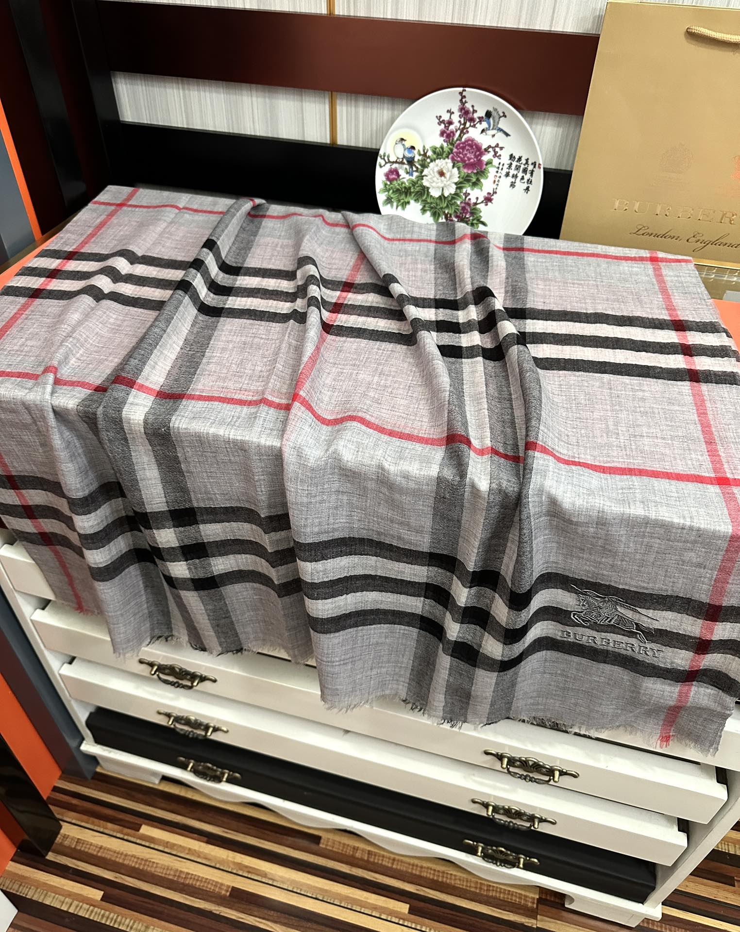 Burberry 巴宝莉 版到货 搭配调色纱染再色织 这款经历漫长等待耗时3个月之久才完成面料 身份和气质的象征 尺特别人工抽穗散须