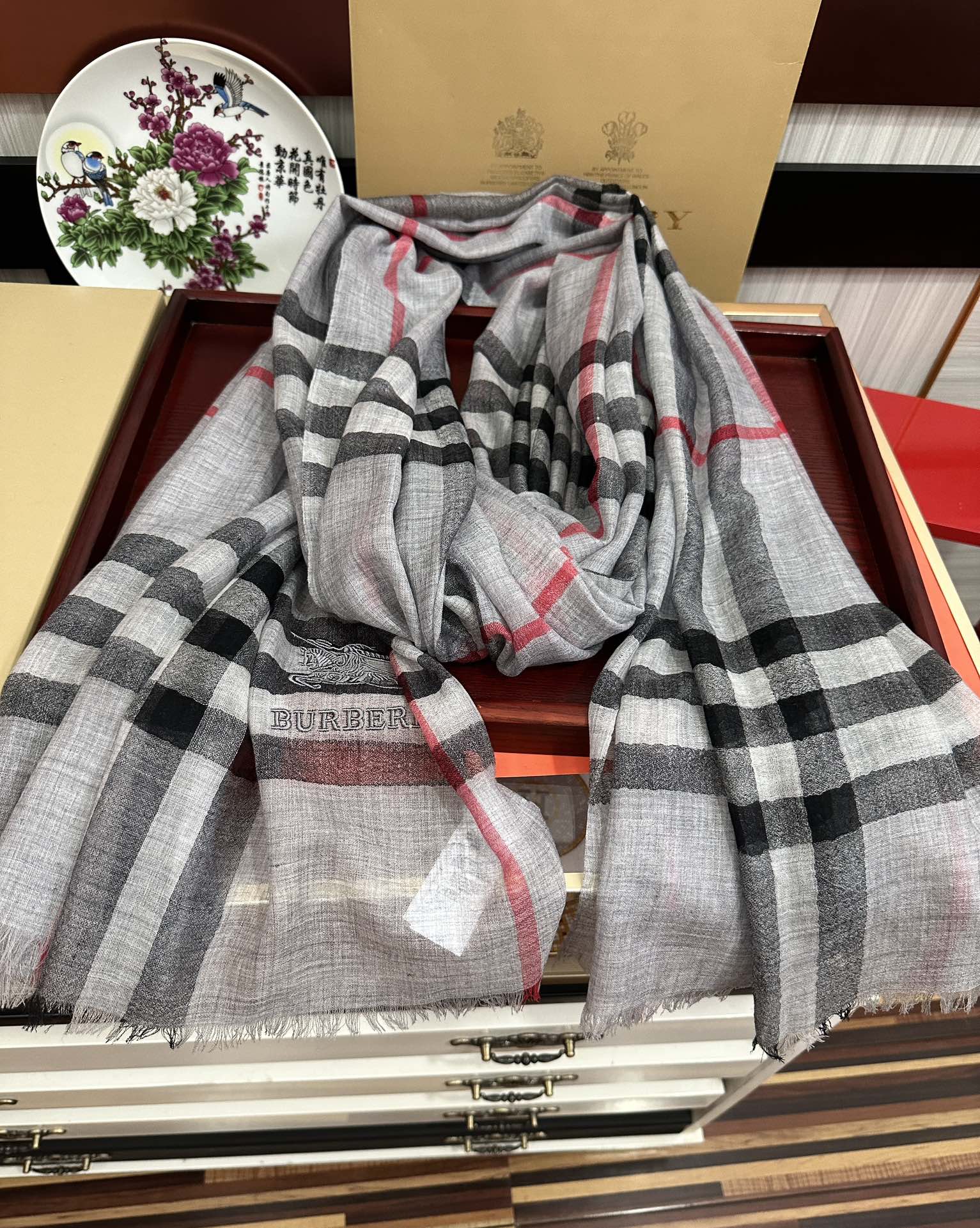 Burberry 巴宝莉 版到货 搭配调色纱染再色织 这款经历漫长等待耗时3个月之久才完成面料 身份和气质的象征 尺特别人工抽穗散须