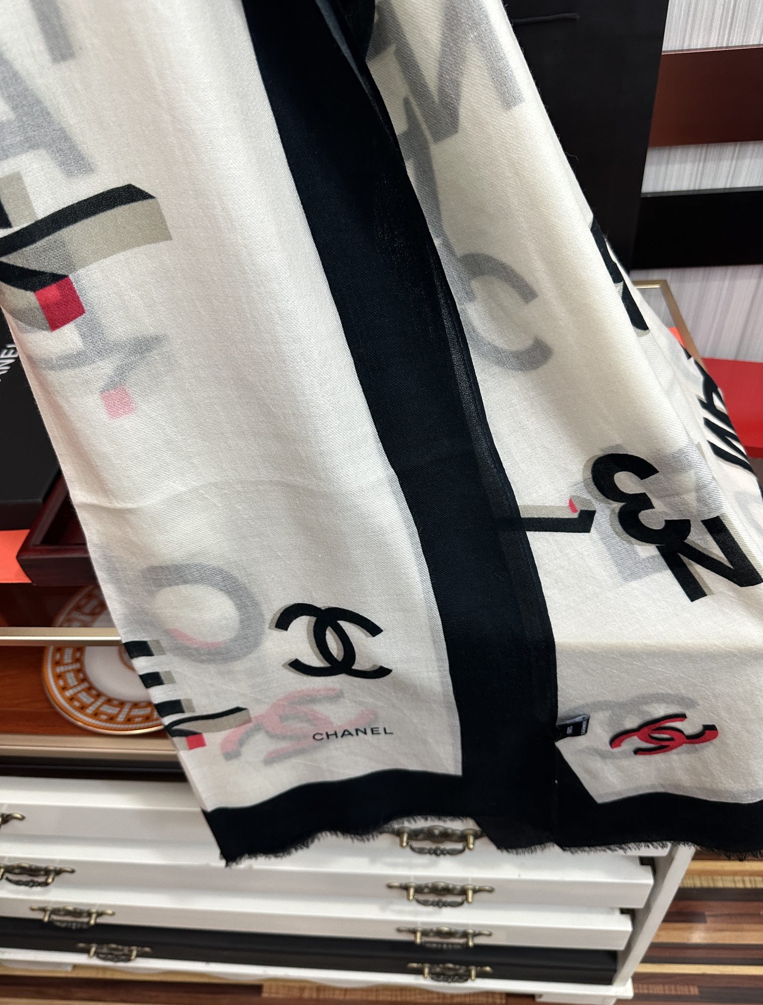Chanel 上新 小香2025 最新款、太美到心动 【香家双c系列300支羊绒长巾】实物真心美 无论设计喷绘都是非常到位 细节都可见 高端 VI 绝对值得入手的款 尺寸：100x200cm