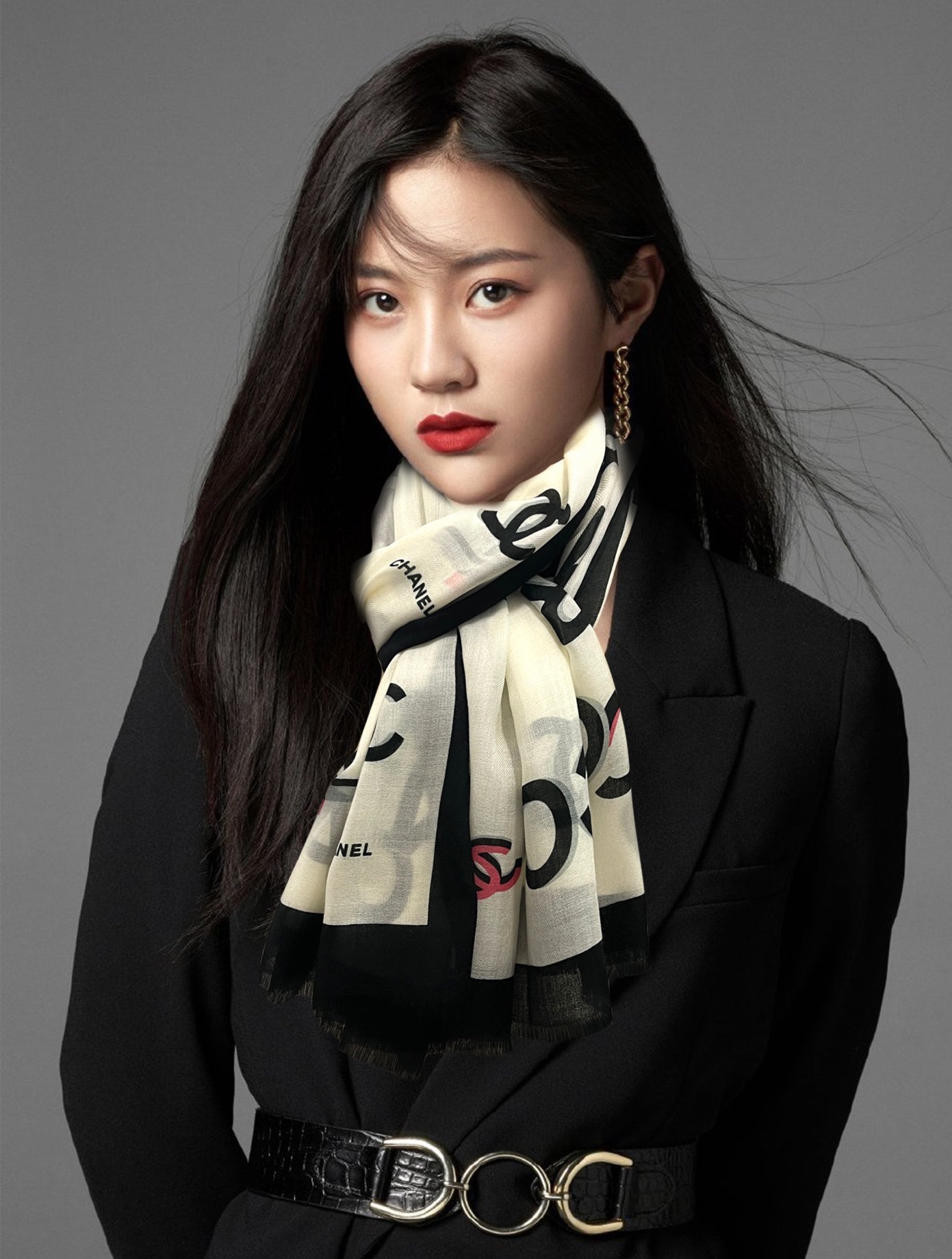 Chanel 上新 小香2025 最新款、太美到心动 【香家双c系列300支羊绒长巾】实物真心美 无论设计喷绘都是非常到位 细节都可见 高端 VI 绝对值得入手的款 尺寸：100x200cm