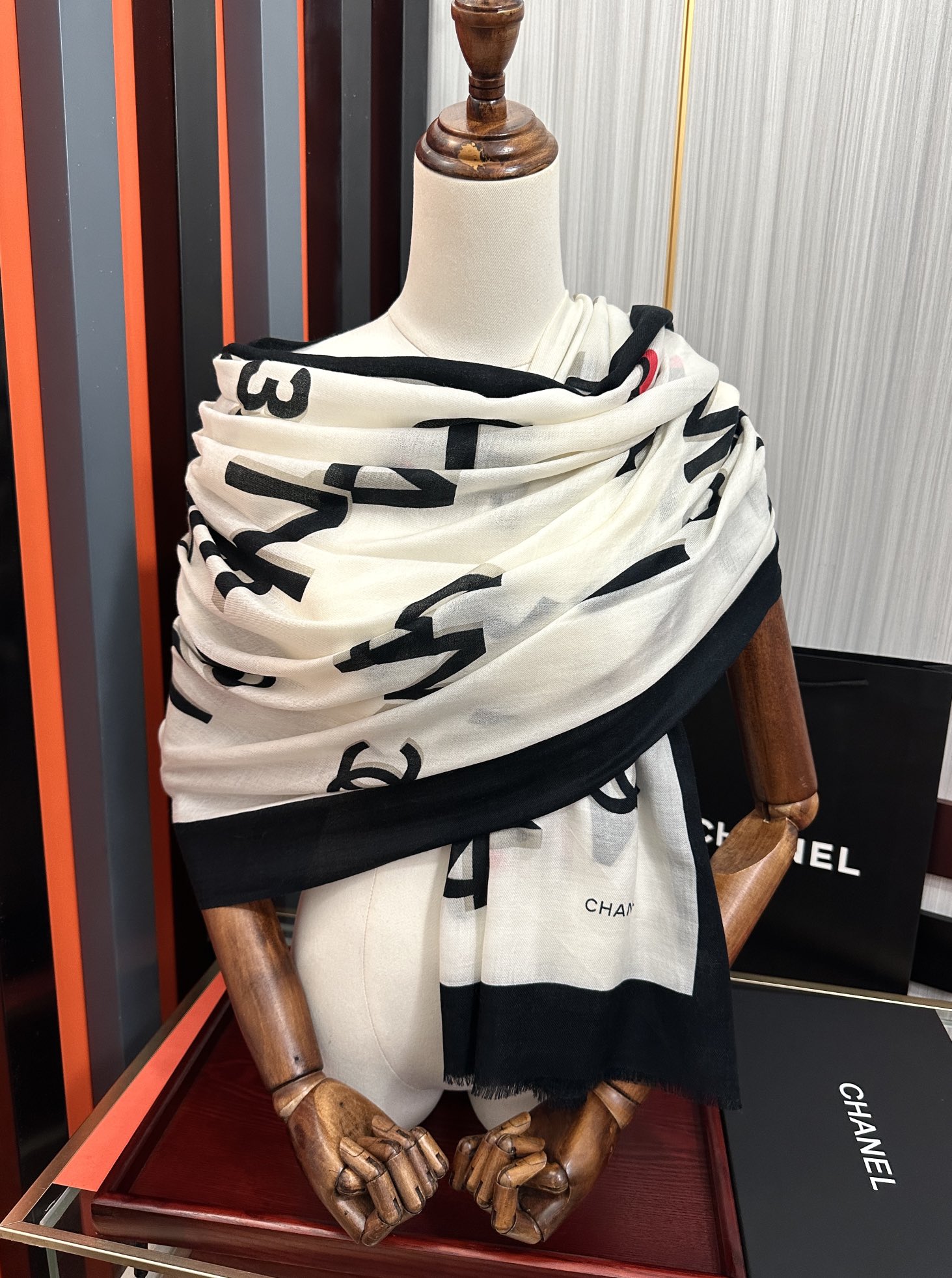 Chanel 上新 小香2025 最新款、太美到心动 【香家双c系列300支羊绒长巾】实物真心美 无论设计喷绘都是非常到位 细节都可见 高端 VI 绝对值得入手的款 尺寸：100x200cm