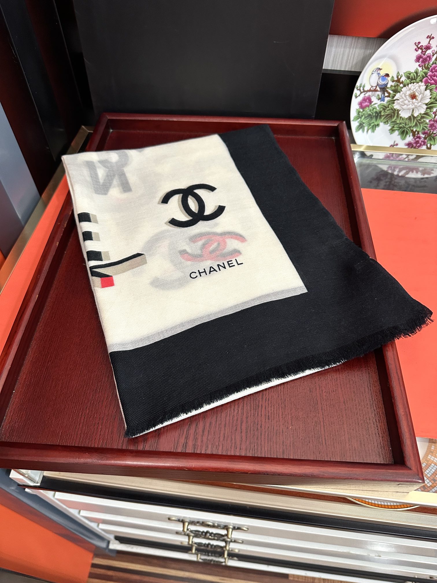 Chanel 上新 小香2025 最新款、太美到心动 【香家双c系列300支羊绒长巾】实物真心美 无论设计喷绘都是非常到位 细节都可见 高端 VI 绝对值得入手的款 尺寸：100x200cm
