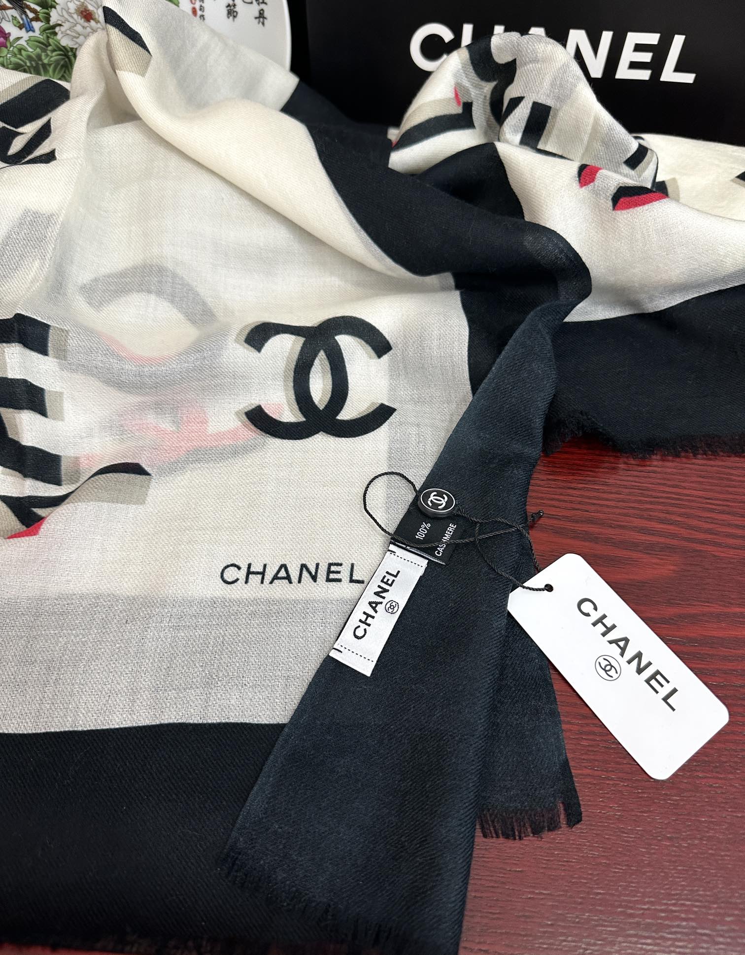 Chanel 上新 小香2025 最新款、太美到心动 【香家双c系列300支羊绒长巾】实物真心美 无论设计喷绘都是非常到位 细节都可见 高端 VI 绝对值得入手的款 尺寸：100x200cm