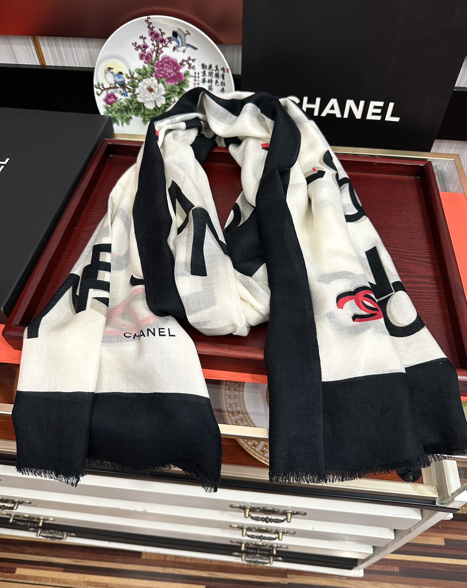 Chanel 上新 小香2025 最新款、太美到心动 【香家双c系列300支羊绒长巾】实物真心美 无论设计喷绘都是非常到位 细节都可见 高端 VI 绝对值得入手的款 尺寸：100x200cm