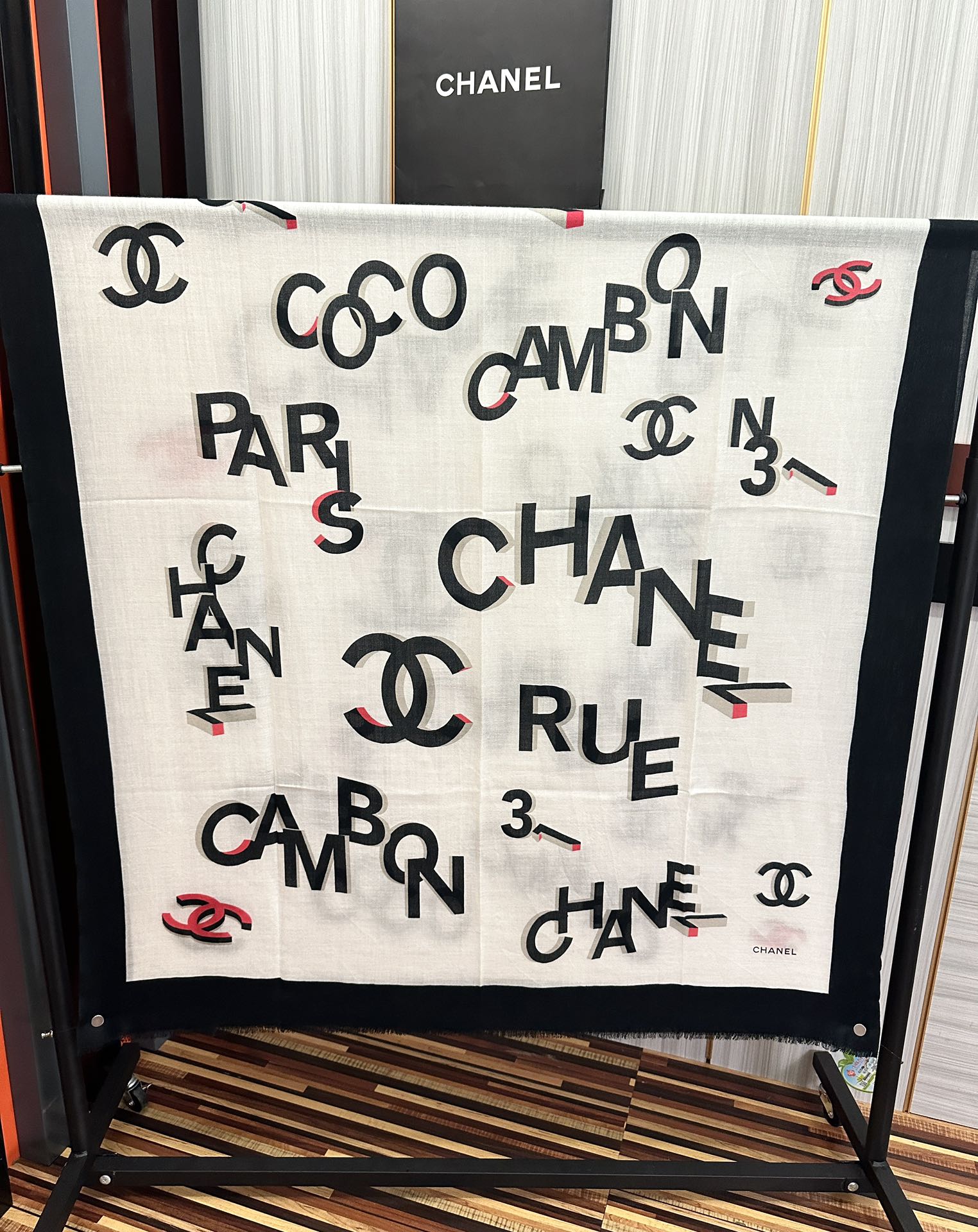 Chanel 上新 小香2025 最新款、太美到心动 【香家双c系列300支羊绒长巾】实物真心美 无论设计喷绘都是非常到位 细节都可见 高端 VI 绝对值得入手的款 尺寸：100x200cm