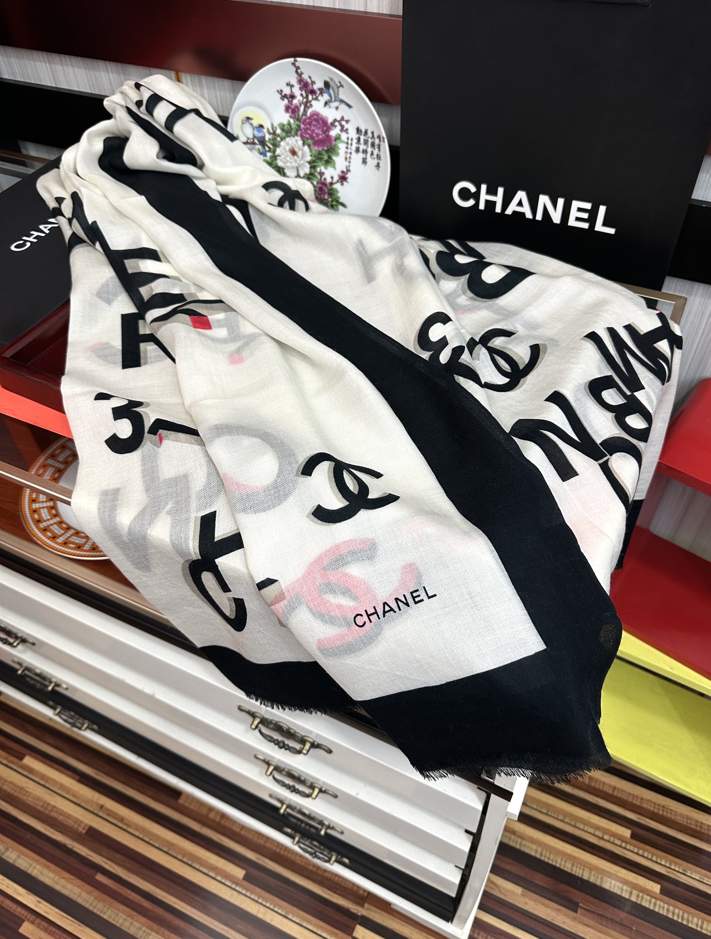 Chanel 上新 小香2025 最新款、太美到心动 【香家双c系列300支羊绒长巾】实物真心美 无论设计喷绘都是非常到位 细节都可见 高端 VI 绝对值得入手的款 尺寸：100x200cm