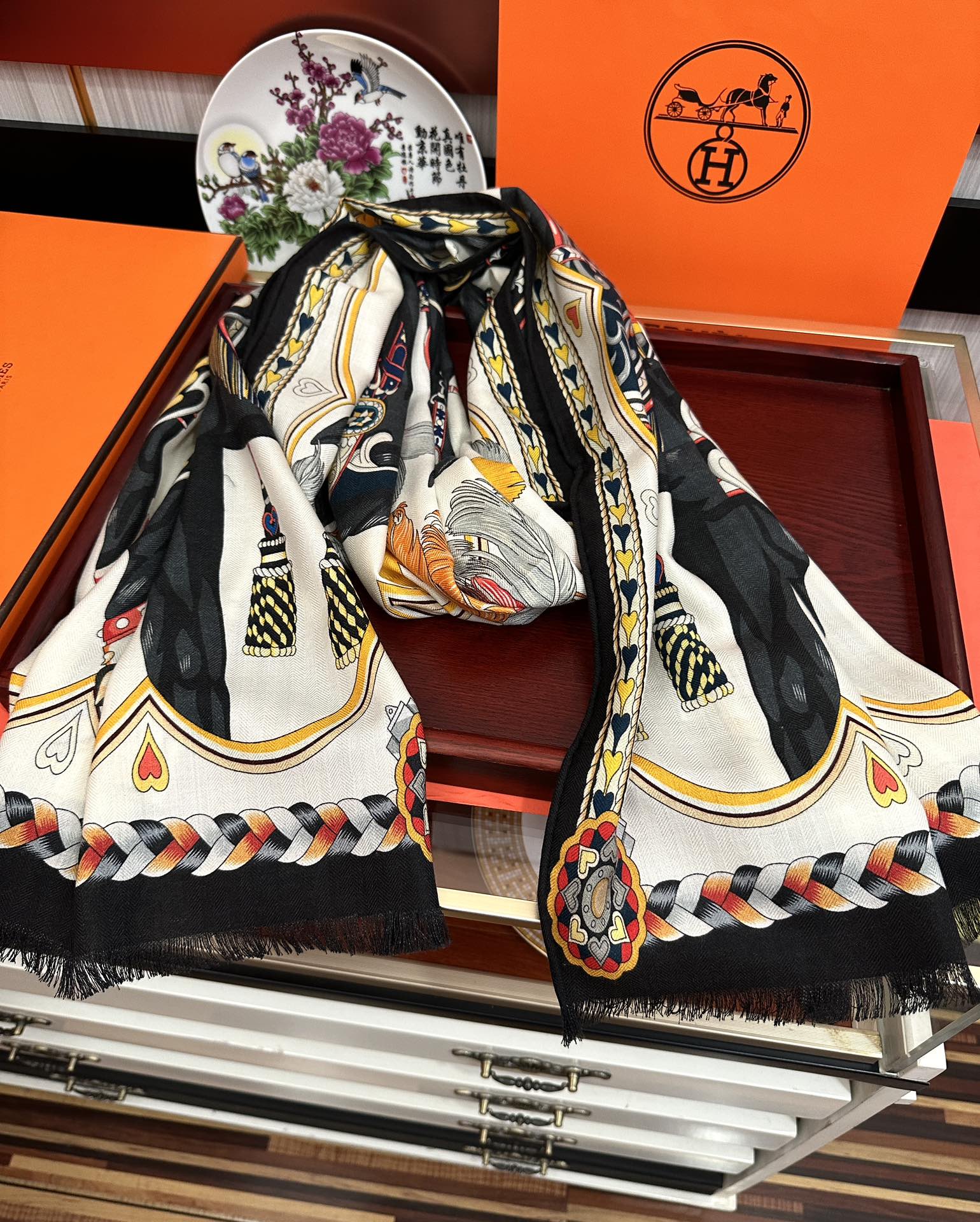 Hermès 爱马仕 【双面同色骏马奔腾】太美了 下手一定要快 四季都可以用 真心美的让人非常非上身效果简直美翻了 品质非常完美 整个围巾给人气场的同时又非常 秀丽 绝对值得入手的新款 实物一拿到就会庆幸自己是女人的绝美好货 尺寸：65x185
