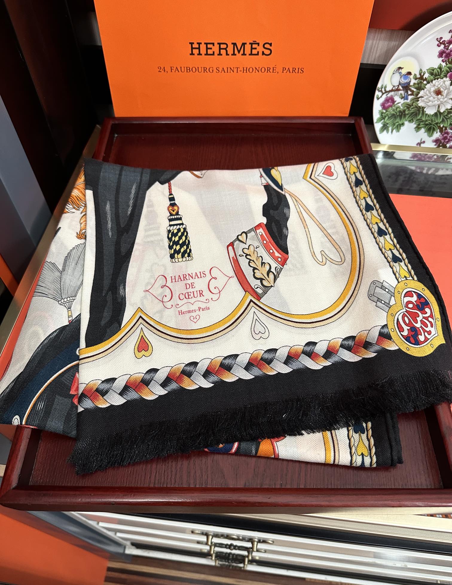 Hermès 爱马仕 【双面同色骏马奔腾】太美了 下手一定要快 四季都可以用 真心美的让人非常非上身效果简直美翻了 品质非常完美 整个围巾给人气场的同时又非常 秀丽 绝对值得入手的新款 实物一拿到就会庆幸自己是女人的绝美好货 尺寸：65x185