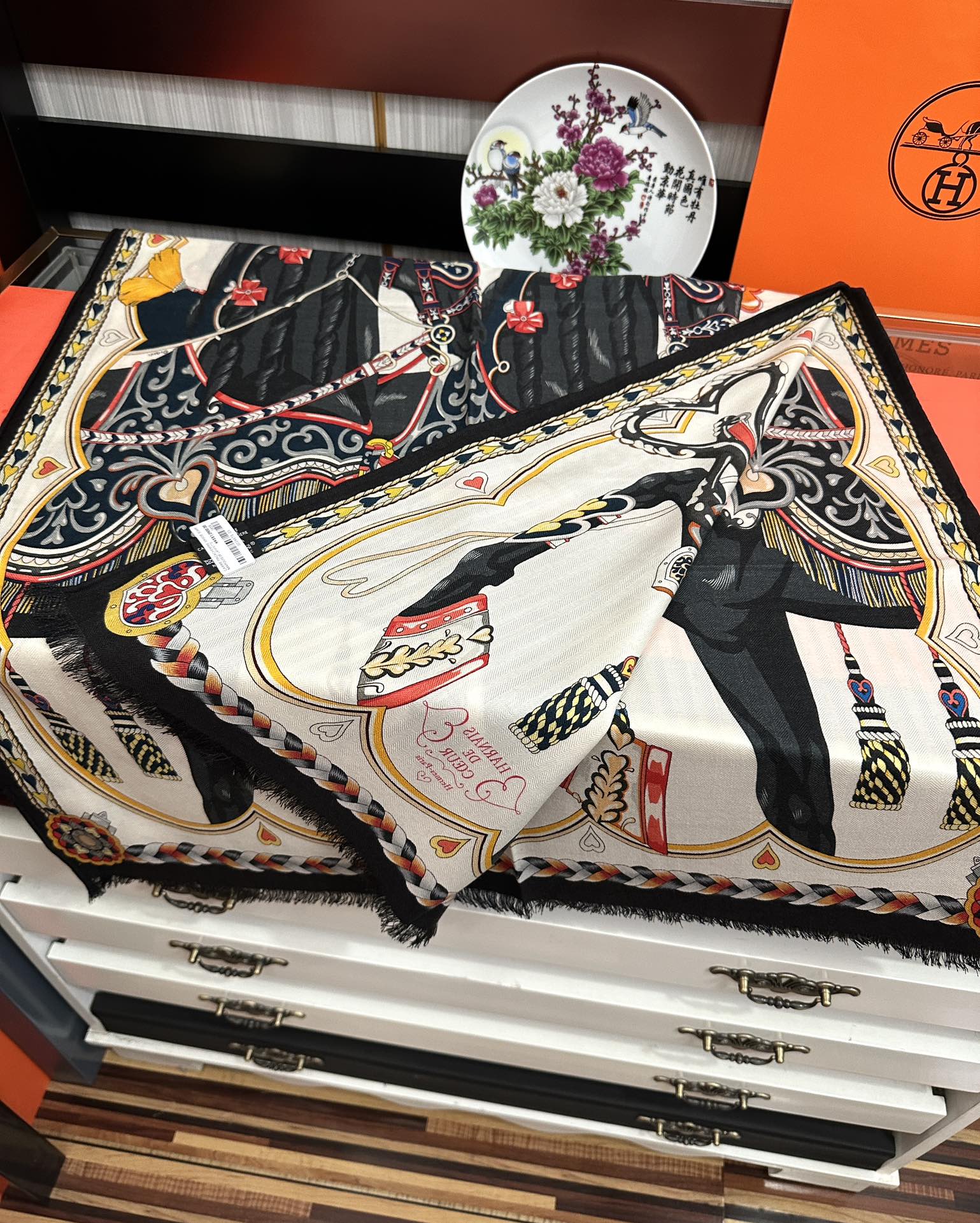 Hermès 爱马仕 【双面同色骏马奔腾】太美了 下手一定要快 四季都可以用 真心美的让人非常非上身效果简直美翻了 品质非常完美 整个围巾给人气场的同时又非常 秀丽 绝对值得入手的新款 实物一拿到就会庆幸自己是女人的绝美好货 尺寸：65x185