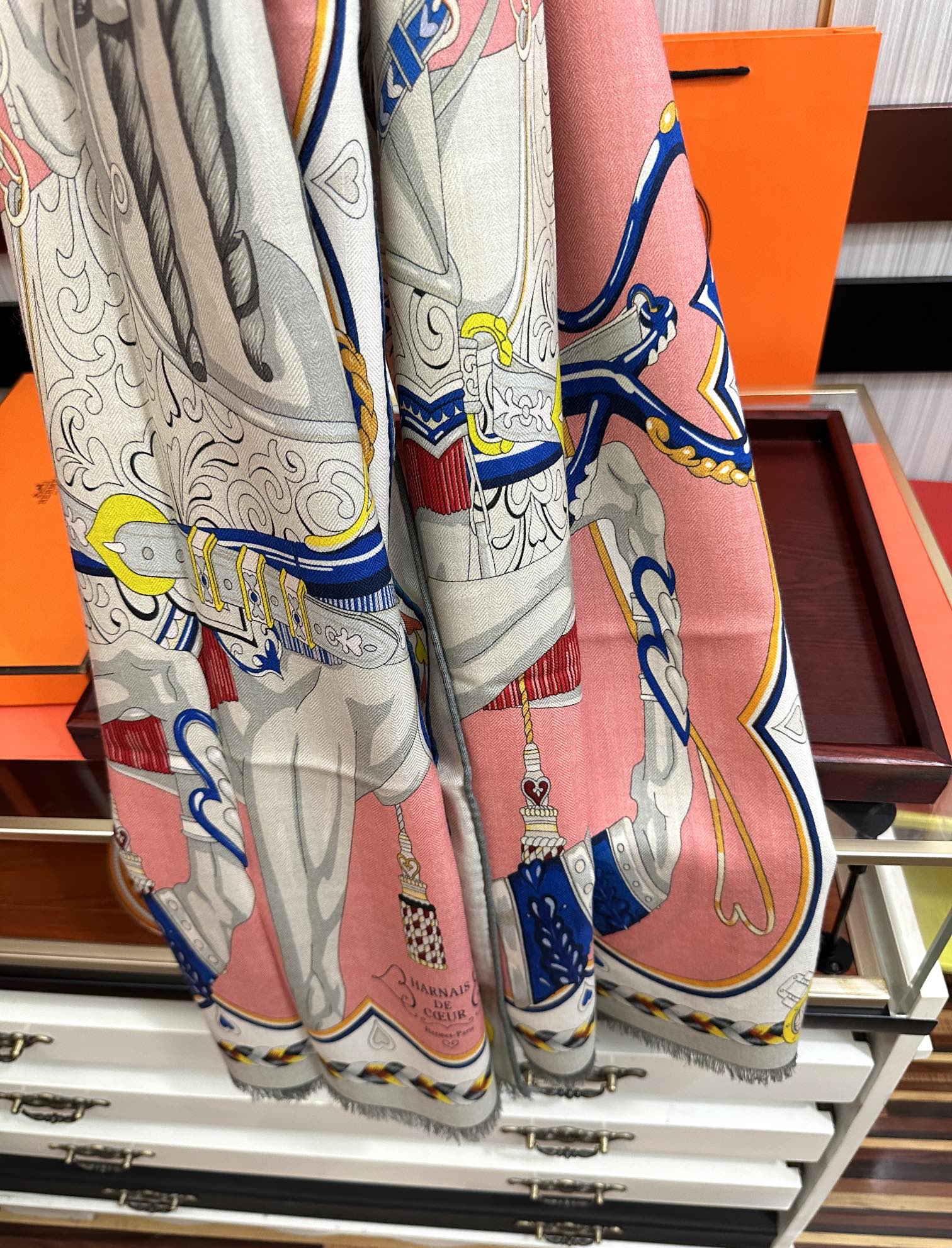 Hermès 爱马仕 【双面同色骏马奔腾】太美了 下手一定要快 四季都可以用 真心美的让人非常非上身效果简直美翻了 品质非常完美 整个围巾给人气场的同时又非常 秀丽 绝对值得入手的新款 实物一拿到就会庆幸自己是女人的绝美好货 尺寸：65x185