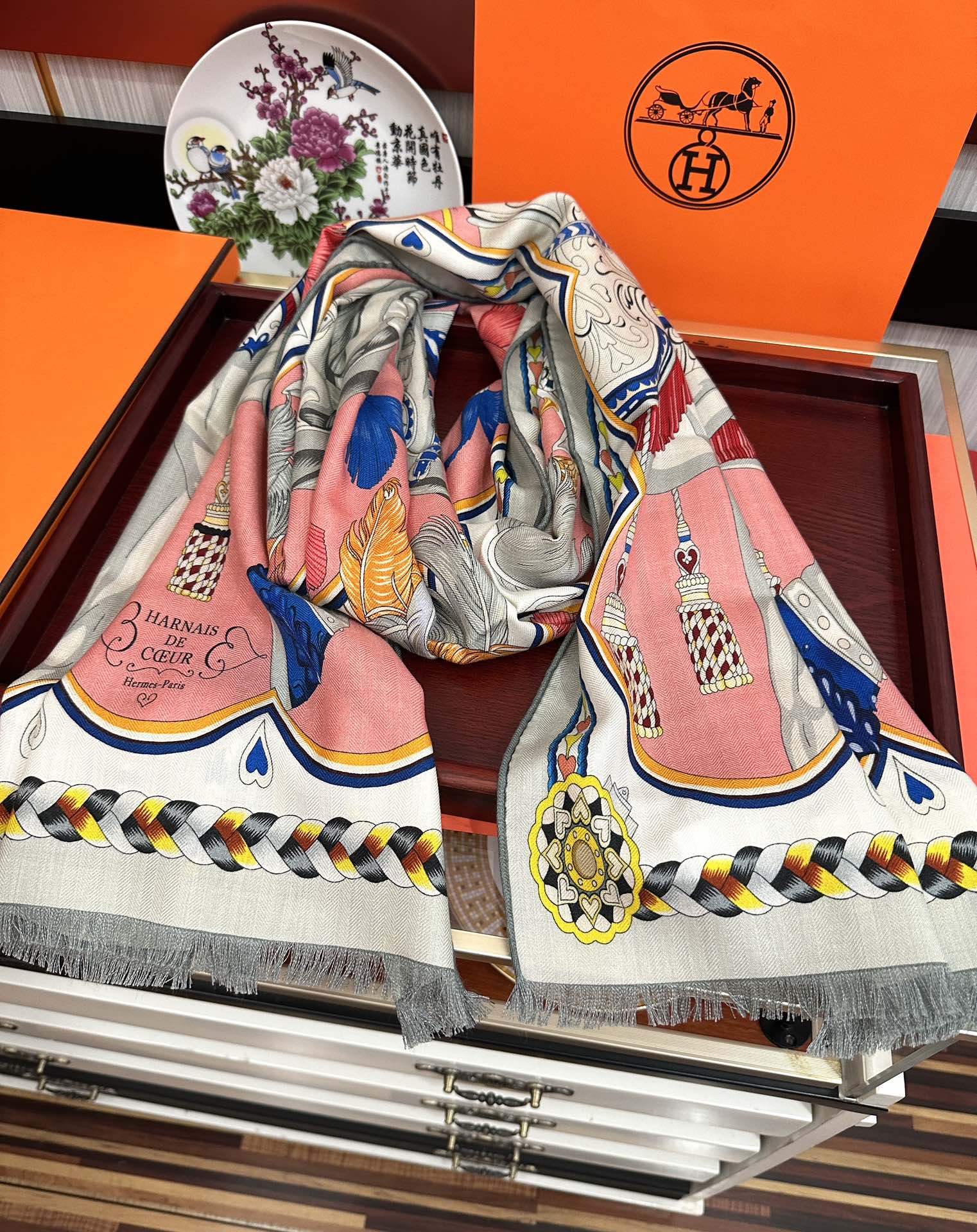 Hermès 爱马仕 【双面同色骏马奔腾】太美了 下手一定要快 四季都可以用 真心美的让人非常非上身效果简直美翻了 品质非常完美 整个围巾给人气场的同时又非常 秀丽 绝对值得入手的新款 实物一拿到就会庆幸自己是女人的绝美好货 尺寸：65x185