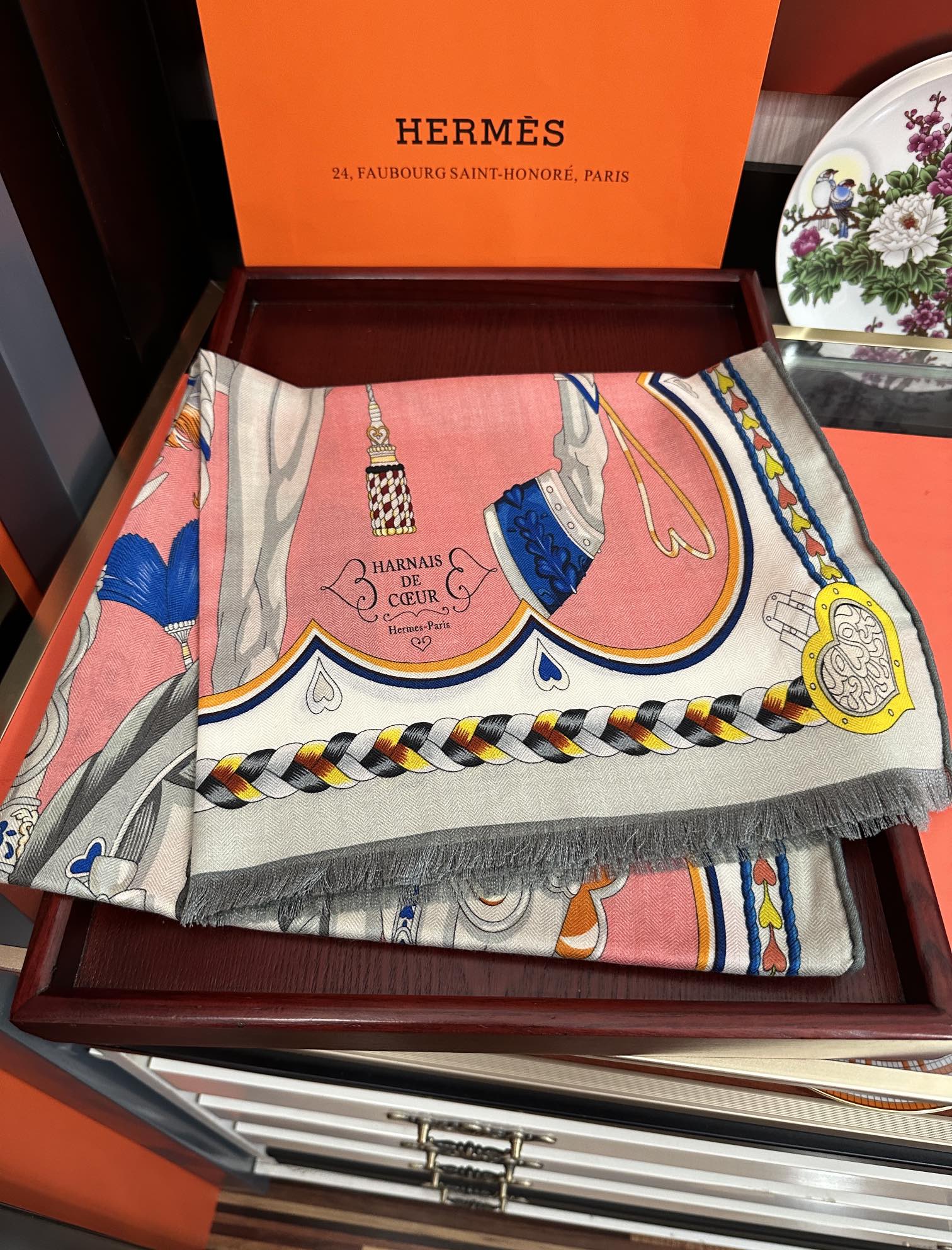 Hermès 爱马仕 【双面同色骏马奔腾】太美了 下手一定要快 四季都可以用 真心美的让人非常非上身效果简直美翻了 品质非常完美 整个围巾给人气场的同时又非常 秀丽 绝对值得入手的新款 实物一拿到就会庆幸自己是女人的绝美好货 尺寸：65x185