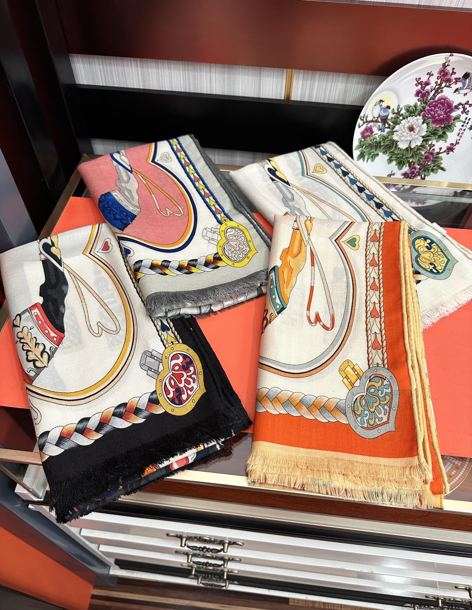 Hermès 爱马仕 【双面同色骏马奔腾】太美了 下手一定要快 四季都可以用 真心美的让人非常非上身效果简直美翻了 品质非常完美 整个围巾给人气场的同时又非常 秀丽 绝对值得入手的新款 实物一拿到就会庆幸自己是女人的绝美好货 尺寸：65x185