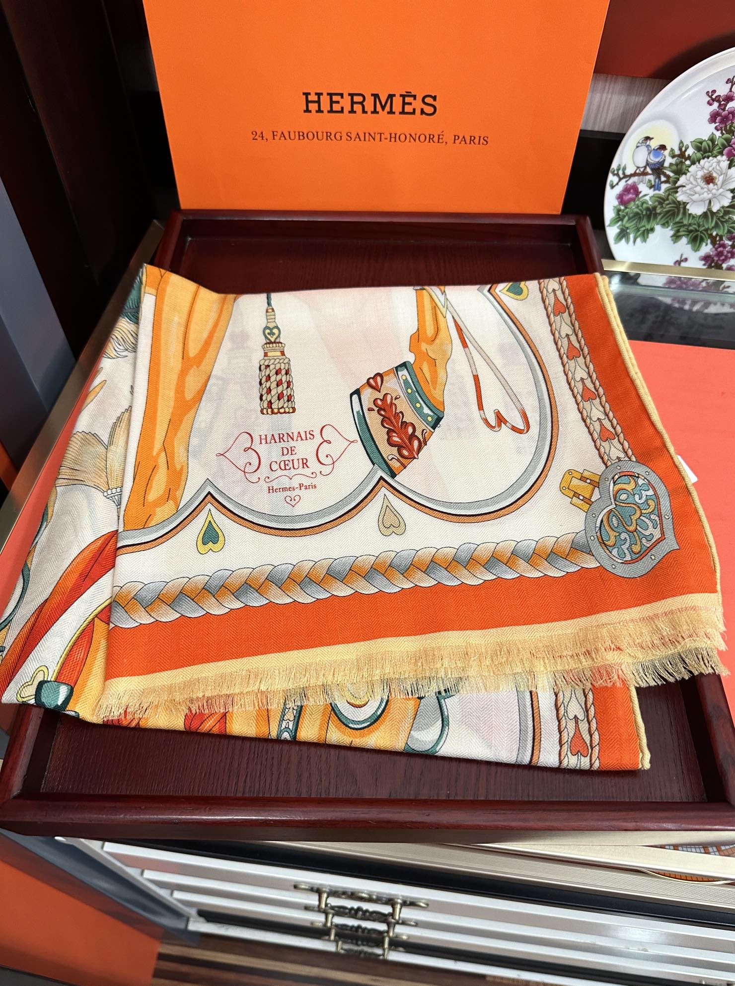 Hermès 爱马仕 【双面同色骏马奔腾】太美了 下手一定要快 四季都可以用 真心美的让人非常非上身效果简直美翻了 品质非常完美 整个围巾给人气场的同时又非常 秀丽 绝对值得入手的新款 实物一拿到就会庆幸自己是女人的绝美好货 尺寸：65x185