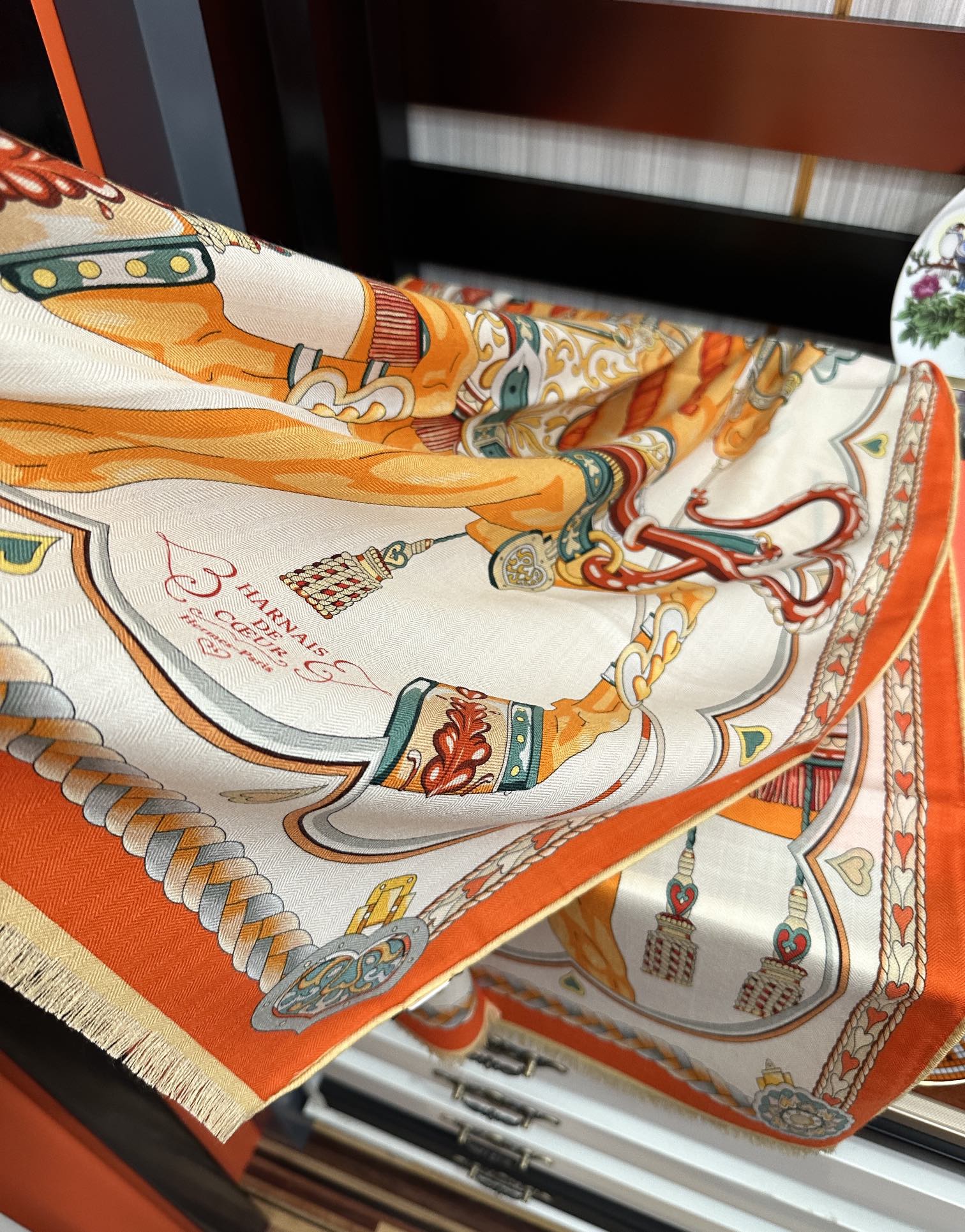 Hermès 爱马仕 【双面同色骏马奔腾】太美了 下手一定要快 四季都可以用 真心美的让人非常非上身效果简直美翻了 品质非常完美 整个围巾给人气场的同时又非常 秀丽 绝对值得入手的新款 实物一拿到就会庆幸自己是女人的绝美好货 尺寸：65x185