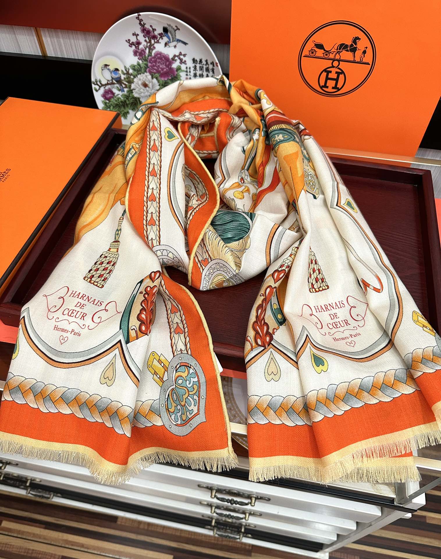 Hermès 爱马仕 【双面同色骏马奔腾】太美了 下手一定要快 四季都可以用 真心美的让人非常非上身效果简直美翻了 品质非常完美 整个围巾给人气场的同时又非常 秀丽 绝对值得入手的新款 实物一拿到就会庆幸自己是女人的绝美好货 尺寸：65x185