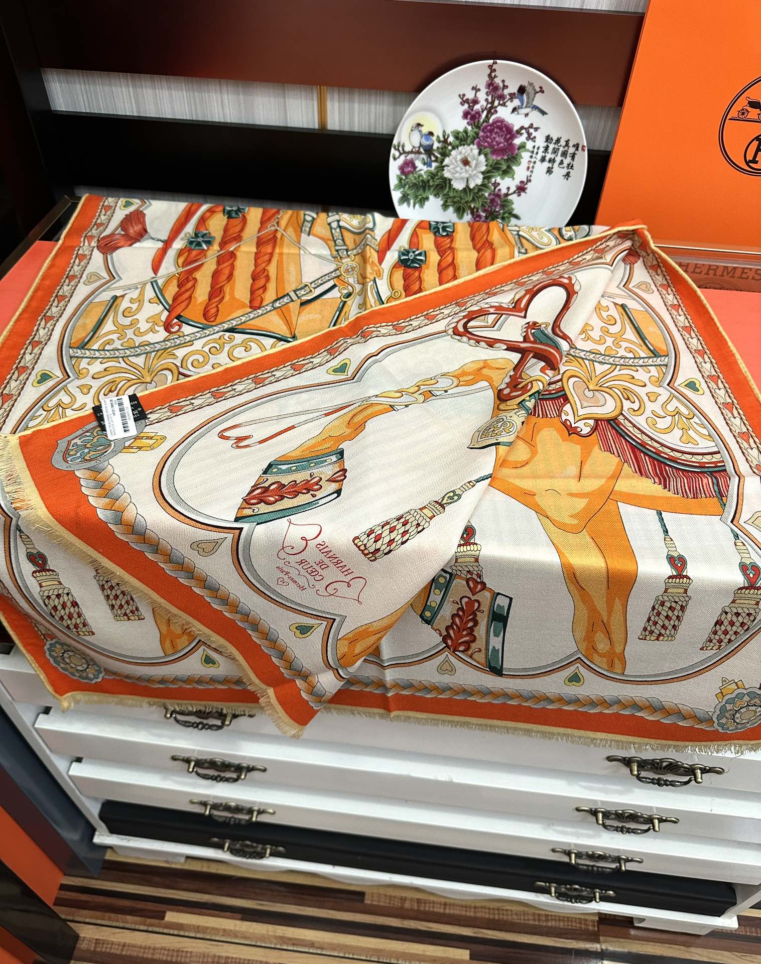 Hermès 爱马仕 【双面同色骏马奔腾】太美了 下手一定要快 四季都可以用 真心美的让人非常非上身效果简直美翻了 品质非常完美 整个围巾给人气场的同时又非常 秀丽 绝对值得入手的新款 实物一拿到就会庆幸自己是女人的绝美好货 尺寸：65x185
