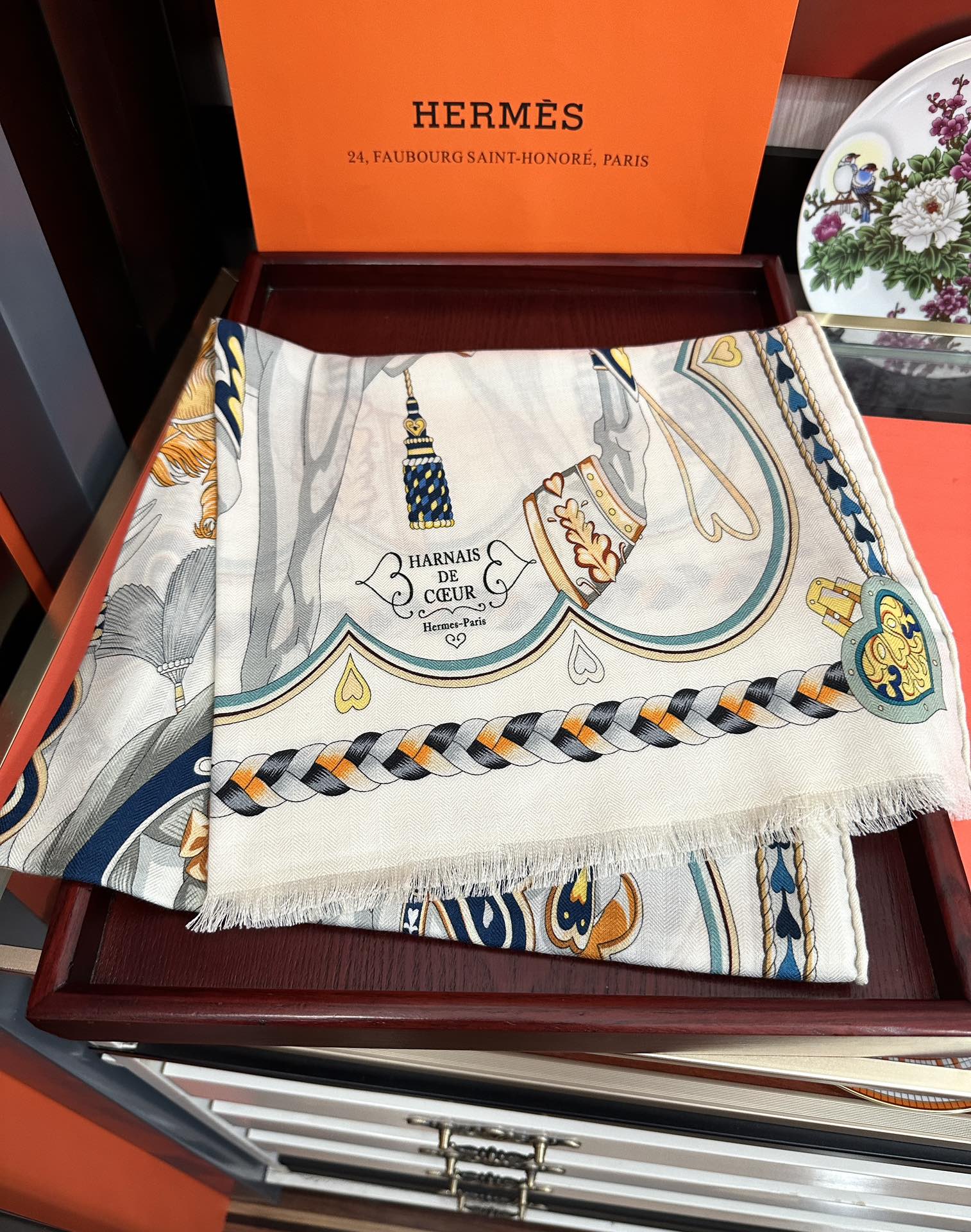 Hermès 爱马仕 【双面同色骏马奔腾】太美了 下手一定要快 四季都可以用 真心美的让人非常非上身效果简直美翻了 品质非常完美 整个围巾给人气场的同时又非常 秀丽 绝对值得入手的新款 实物一拿到就会庆幸自己是女人的绝美好货 尺寸：65x185