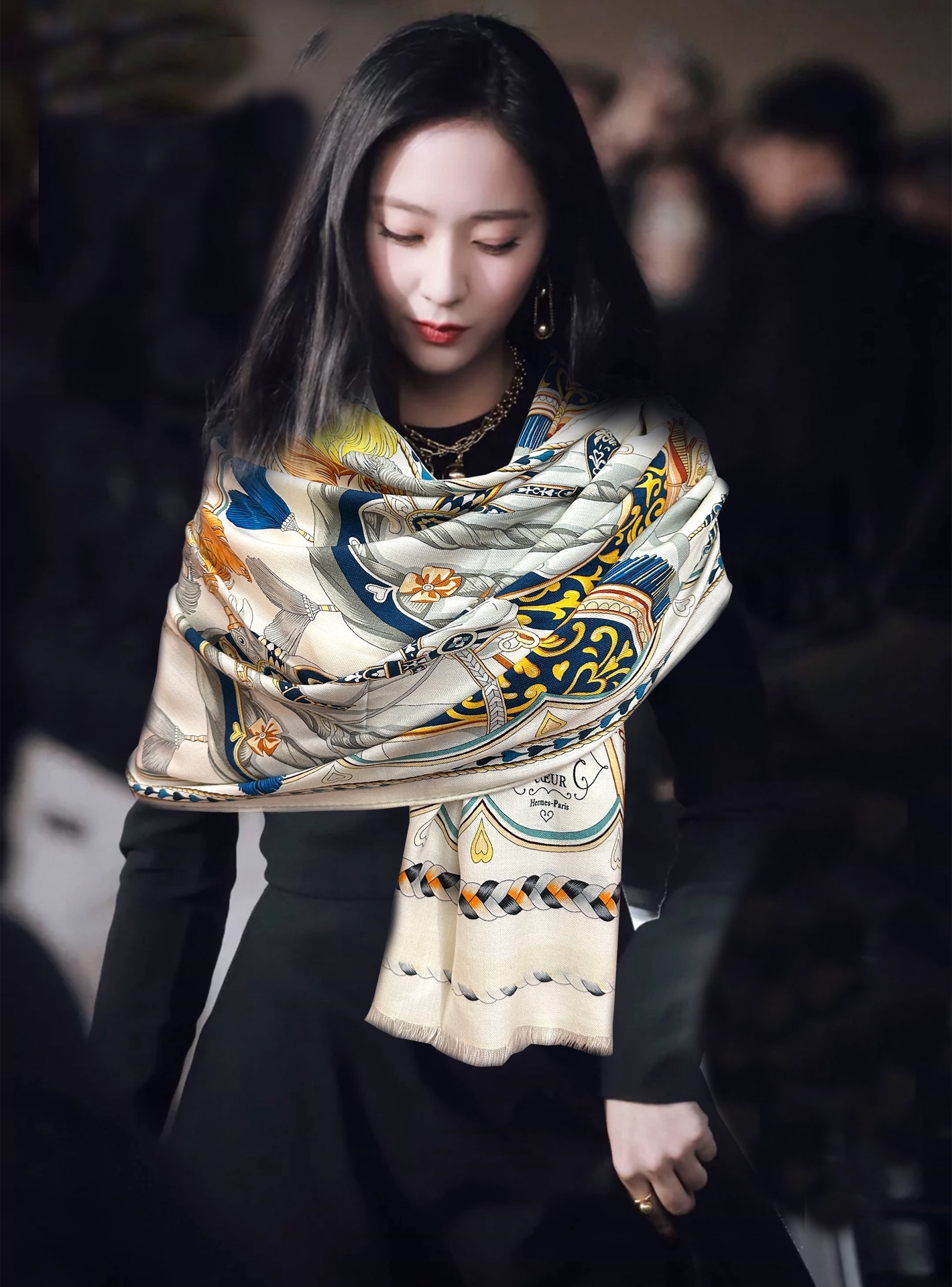 Hermès 爱马仕 【双面同色骏马奔腾】太美了 下手一定要快 四季都可以用 真心美的让人非常非上身效果简直美翻了 品质非常完美 整个围巾给人气场的同时又非常 秀丽 绝对值得入手的新款 实物一拿到就会庆幸自己是女人的绝美好货 尺寸：65x185