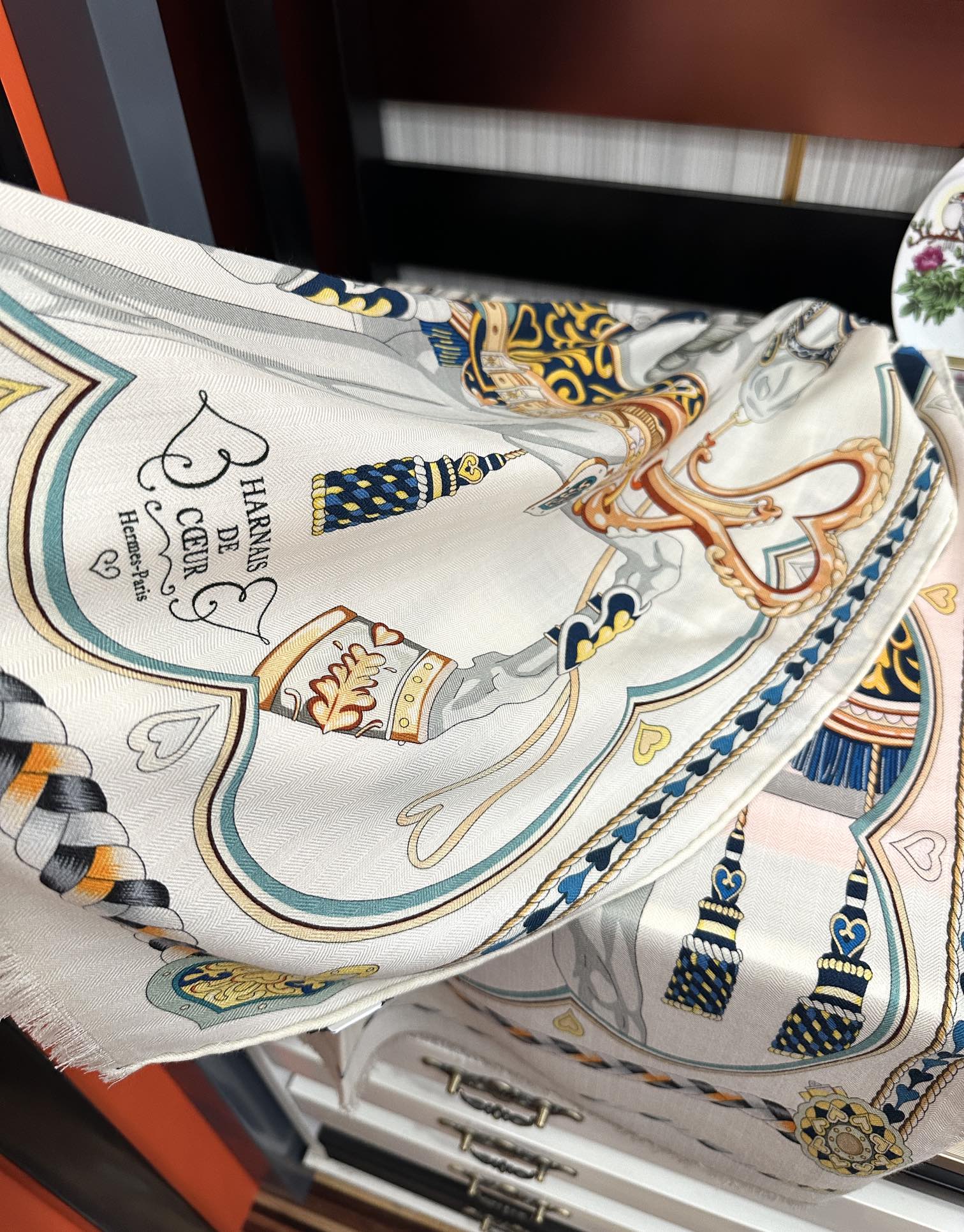 Hermès 爱马仕 【双面同色骏马奔腾】太美了 下手一定要快 四季都可以用 真心美的让人非常非上身效果简直美翻了 品质非常完美 整个围巾给人气场的同时又非常 秀丽 绝对值得入手的新款 实物一拿到就会庆幸自己是女人的绝美好货 尺寸：65x185