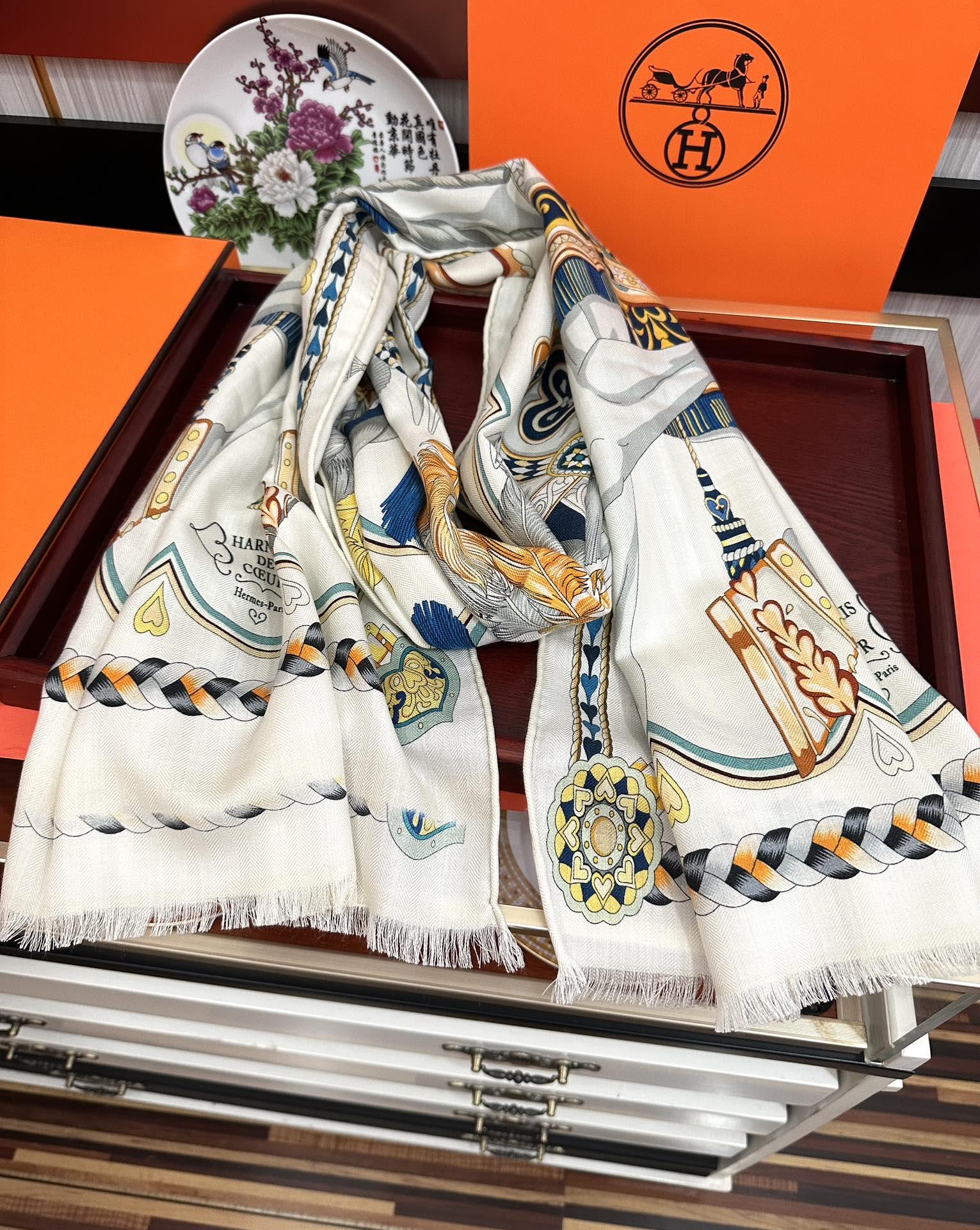 Hermès 爱马仕 【双面同色骏马奔腾】太美了 下手一定要快 四季都可以用 真心美的让人非常非上身效果简直美翻了 品质非常完美 整个围巾给人气场的同时又非常 秀丽 绝对值得入手的新款 实物一拿到就会庆幸自己是女人的绝美好货 尺寸：65x185