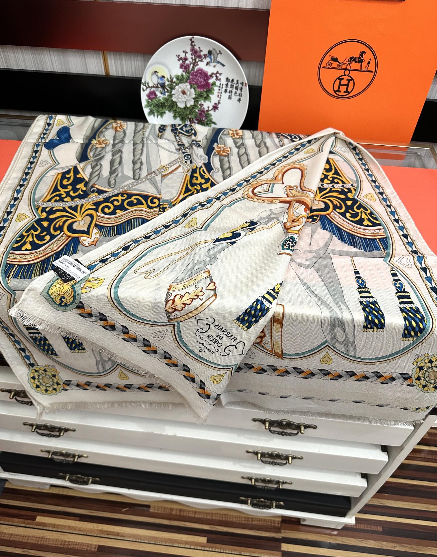 Hermès 爱马仕 【双面同色骏马奔腾】太美了 下手一定要快 四季都可以用 真心美的让人非常非上身效果简直美翻了 品质非常完美 整个围巾给人气场的同时又非常 秀丽 绝对值得入手的新款 实物一拿到就会庆幸自己是女人的绝美好货 尺寸：65x185