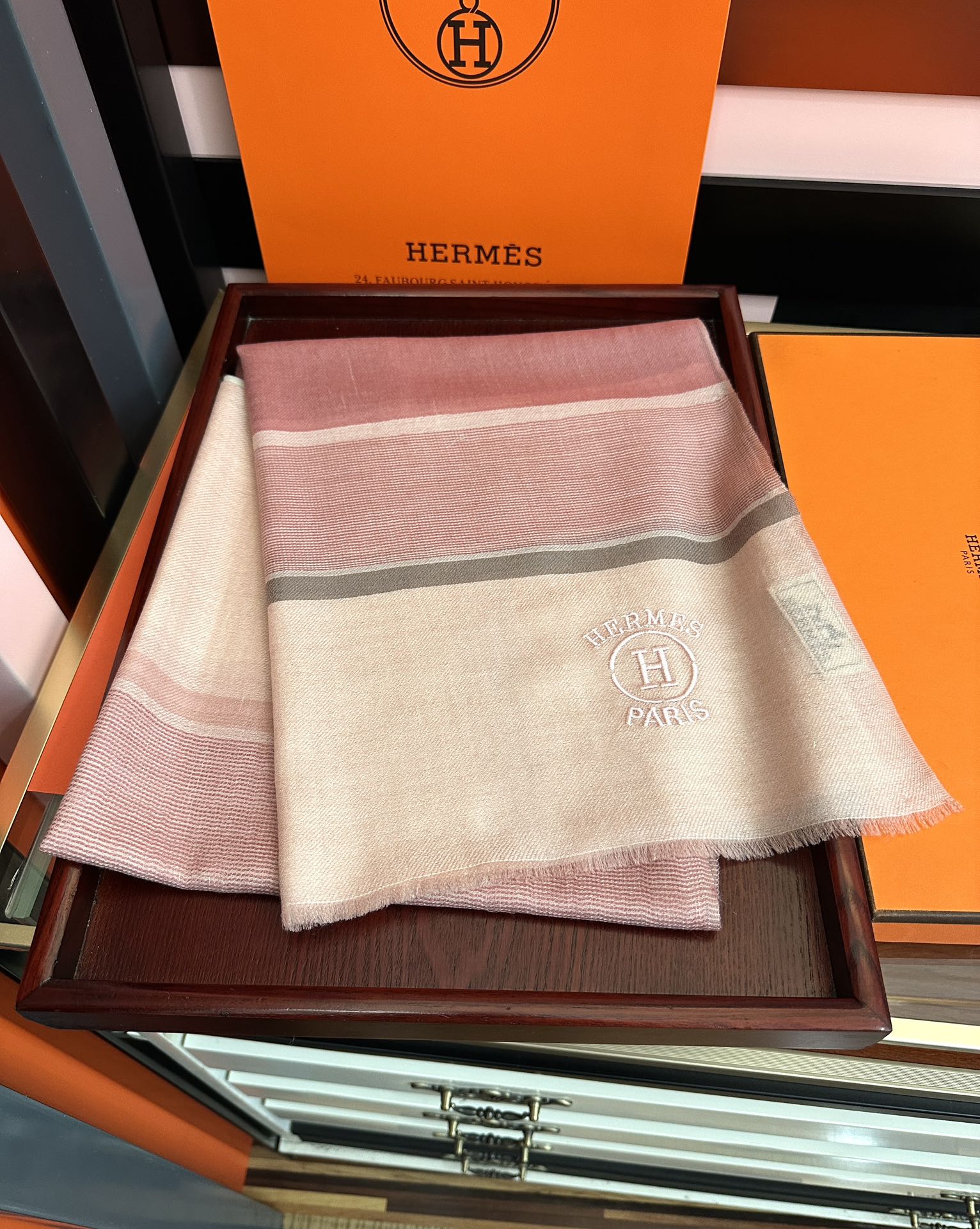 Hermès 上新 2050 爱马仕 重磅推荐 火 人人都喜欢 时潮人都有好几条巴家围巾放在衣橱