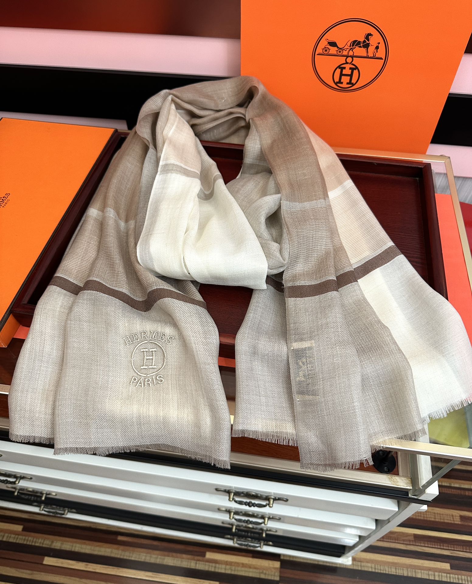 Hermès 上新 2050 爱马仕 重磅推荐 火 人人都喜欢 时潮人都有好几条巴家围巾放在衣橱