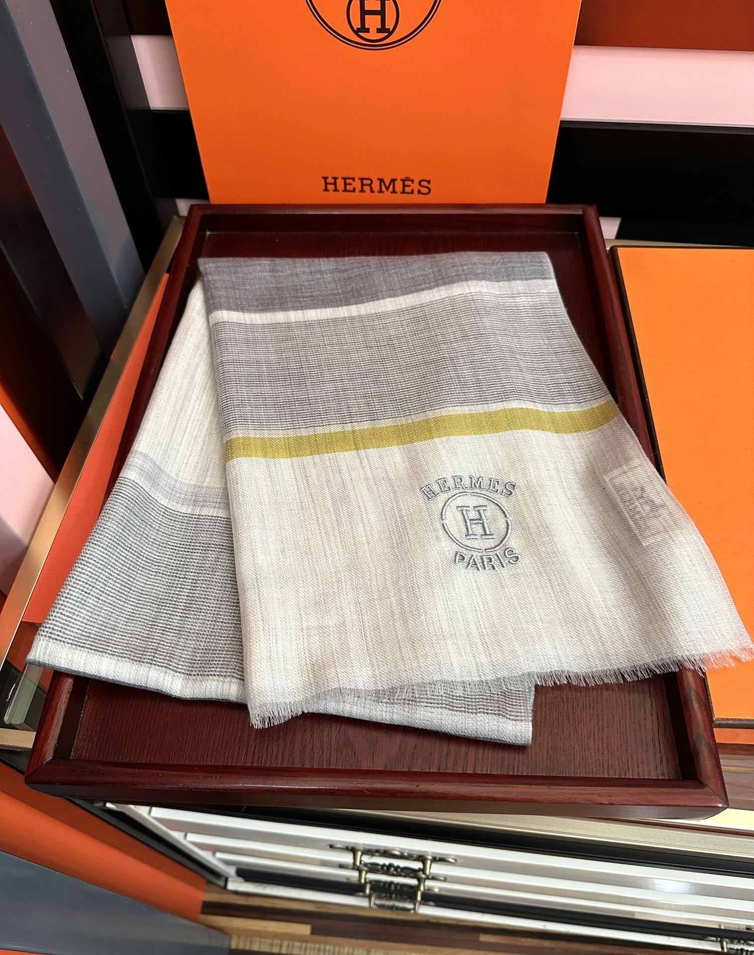 Hermès 上新 2050 爱马仕 重磅推荐 火 人人都喜欢 时潮人都有好几条巴家围巾放在衣橱