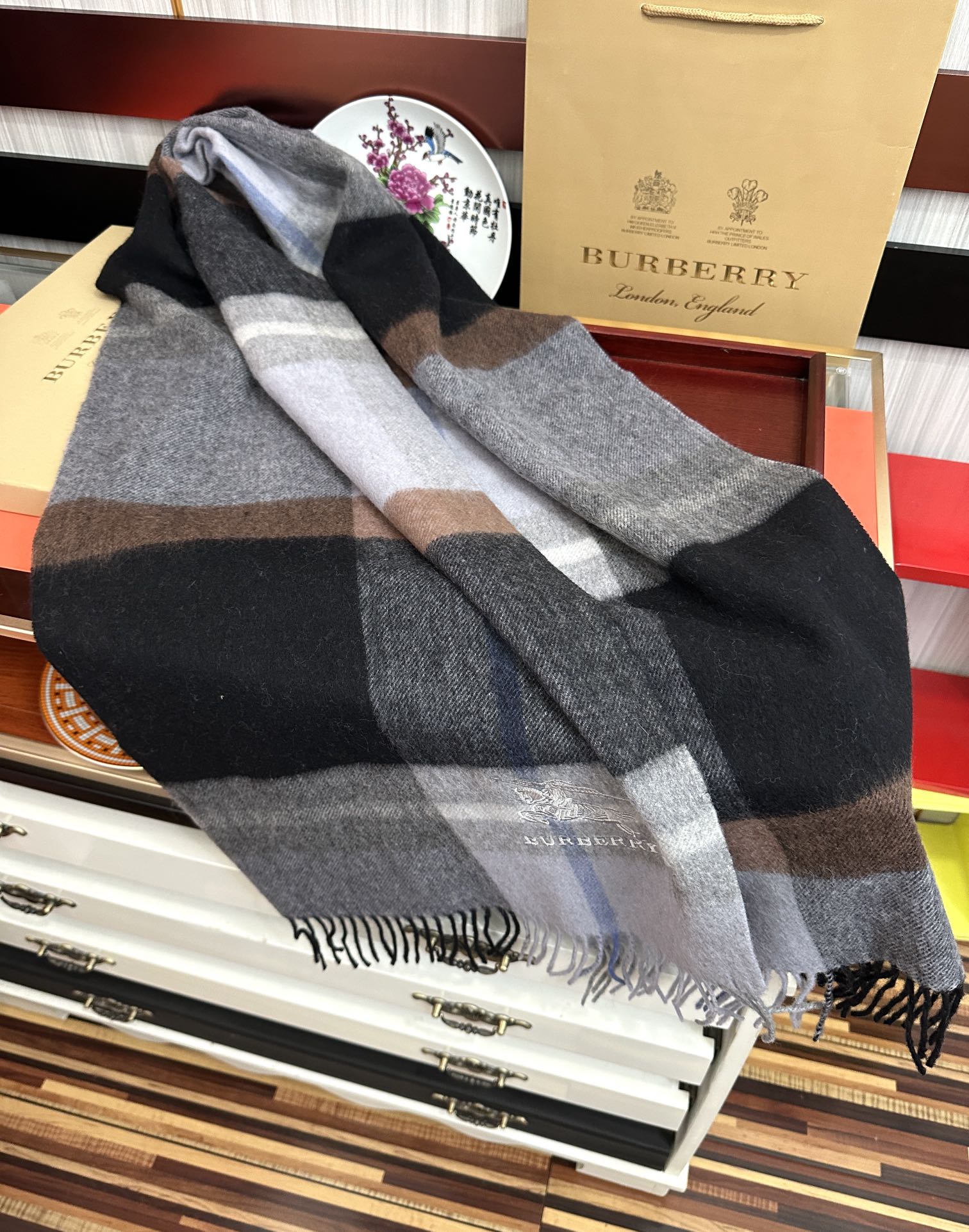 Burberry 巴宝莉2025 新款 男女通用情侣 款 永不过时