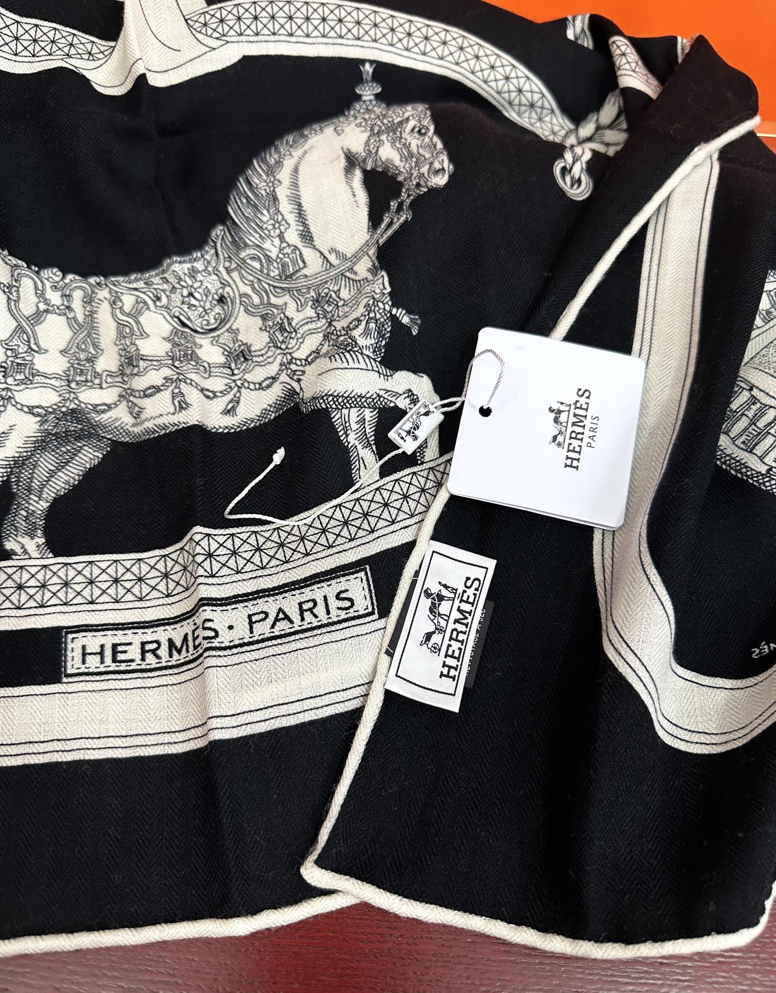 Hermès 爱马仕 2025【双面同色】ZG同步 H家买了都说 推荐 工艺超值 立体呈现图案纹路实物档次极高 特殊工艺高端研发惊艳问世 受到白富美的喜欢 无论是品质 款式 价格都令 控的她们尖叫 超高性价比 绝对值得入手 材质：30%真丝+70%山羊绒