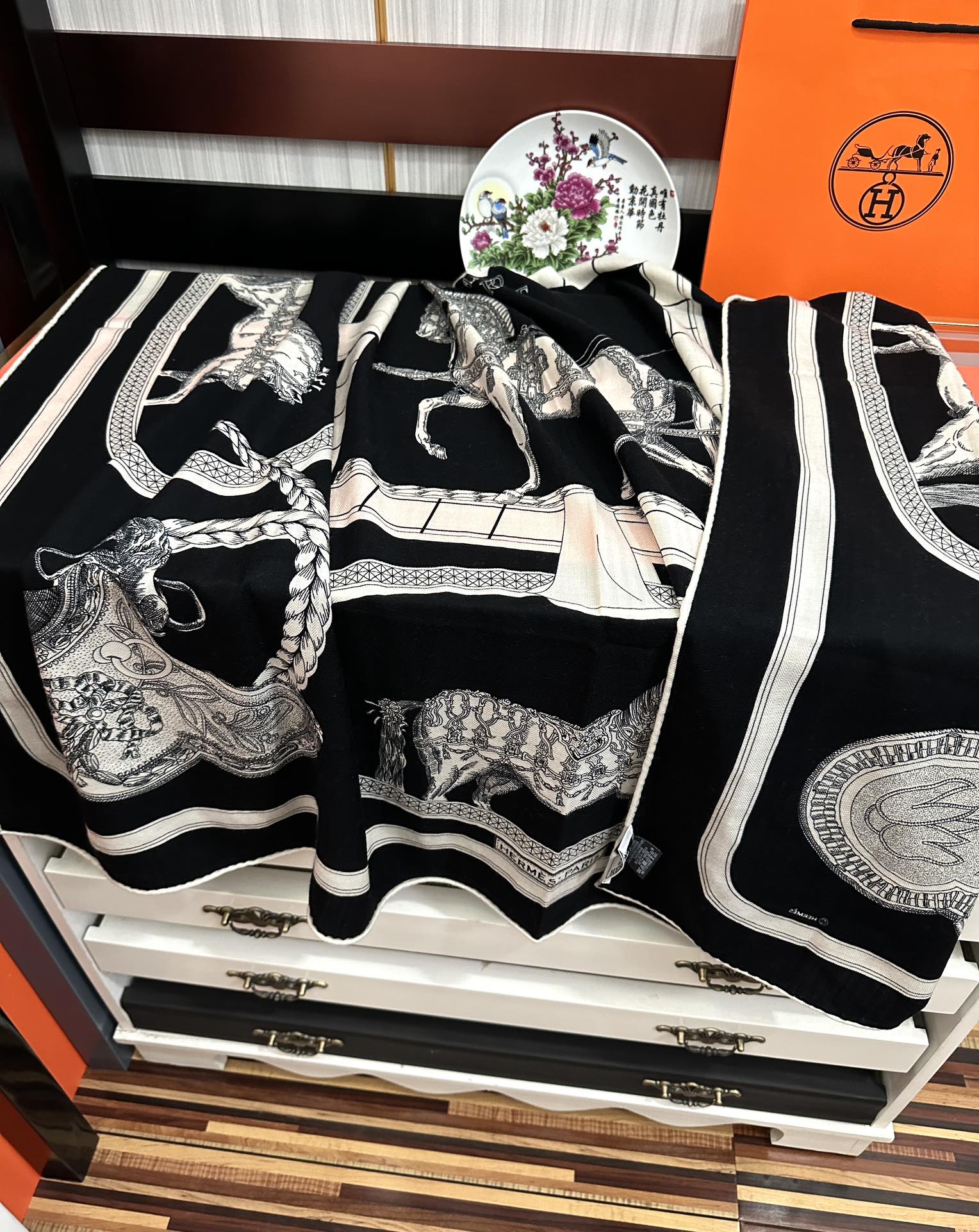 Hermès 爱马仕 2025【双面同色】ZG同步 H家买了都说 推荐 工艺超值 立体呈现图案纹路实物档次极高 特殊工艺高端研发惊艳问世 受到白富美的喜欢 无论是品质 款式 价格都令 控的她们尖叫 超高性价比 绝对值得入手 材质：30%真丝+70%山羊绒